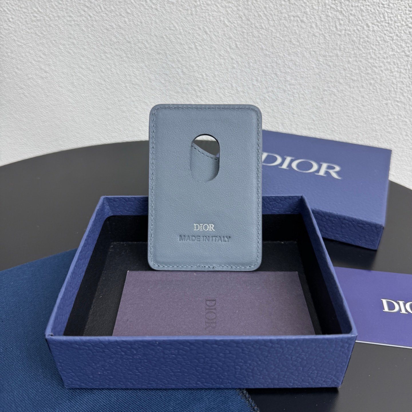 Saddle magnetic card holder Original embossed leather for MagSafe mobile phone case. - Image 9