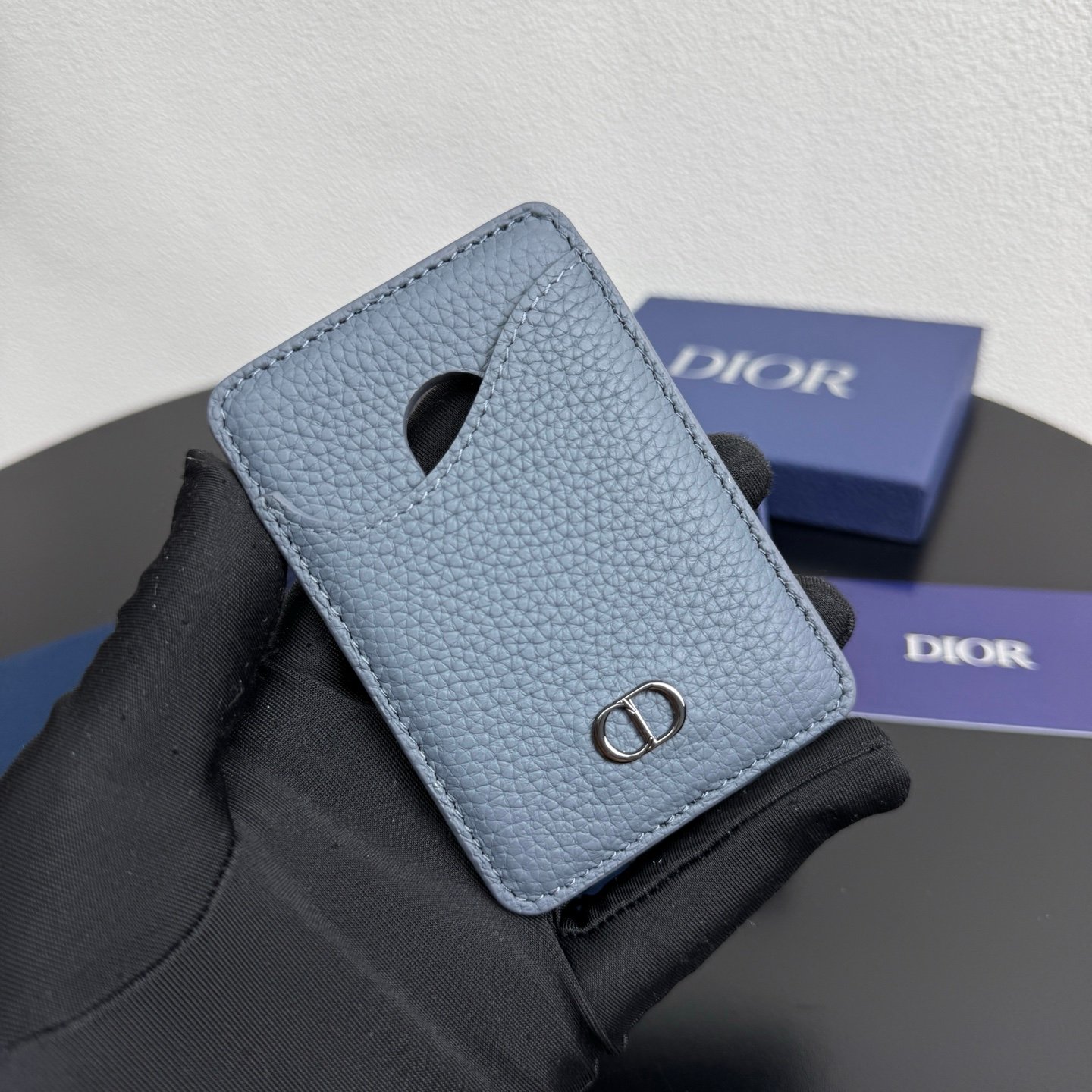 Saddle magnetic card holder Original embossed leather for MagSafe mobile phone case.