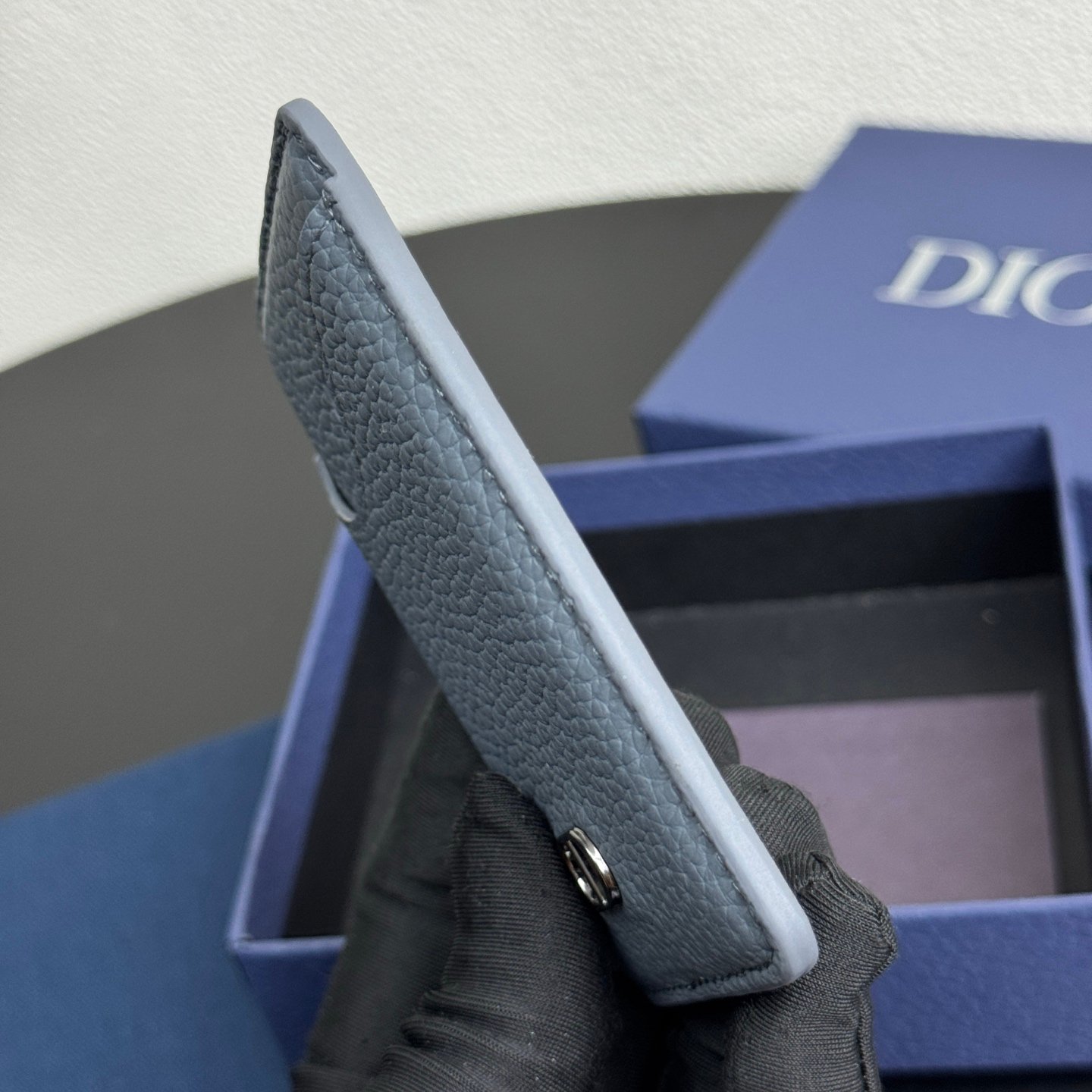 Saddle magnetic card holder Original embossed leather for MagSafe mobile phone case. - Image 2