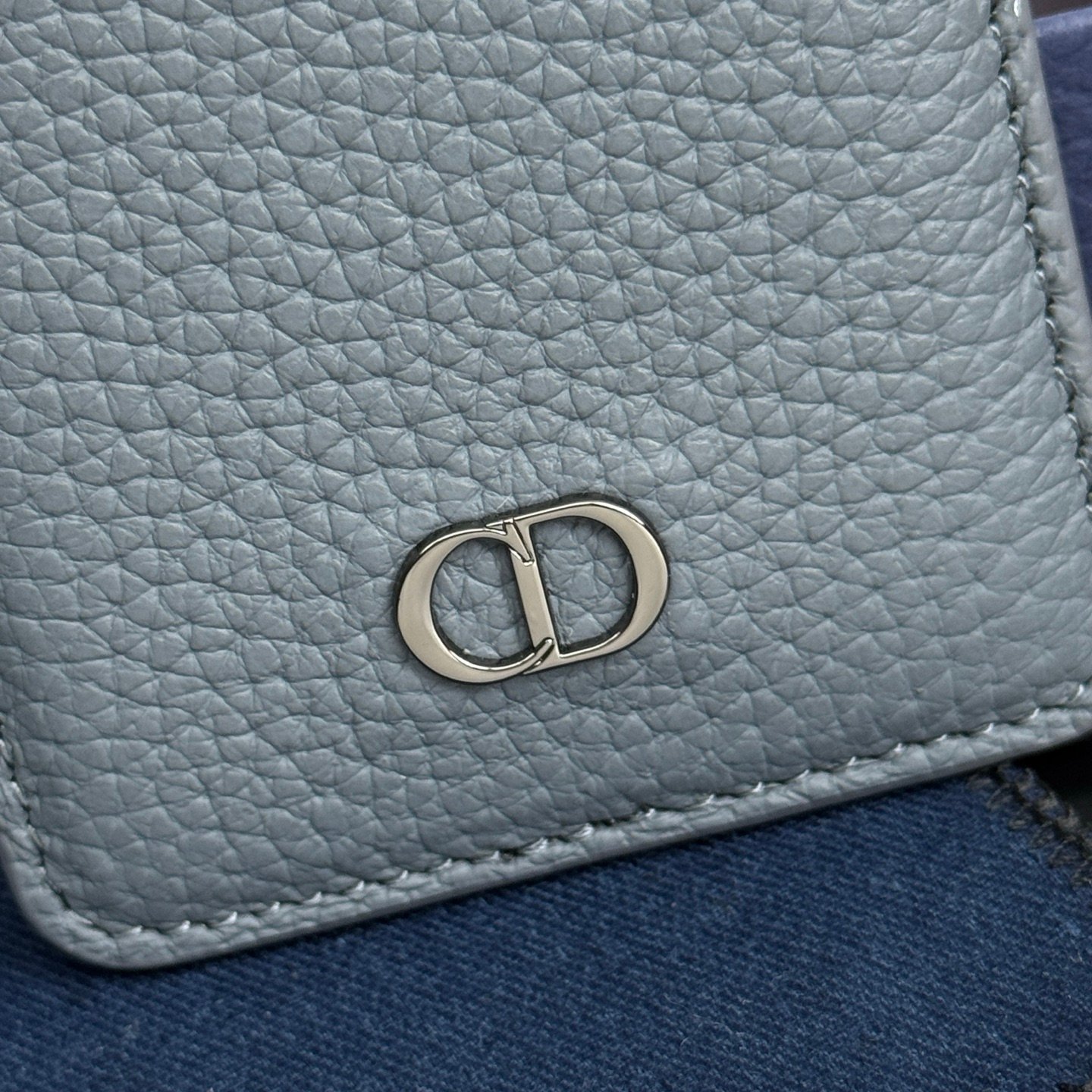 Saddle magnetic card holder Original embossed leather for MagSafe mobile phone case. - Image 5