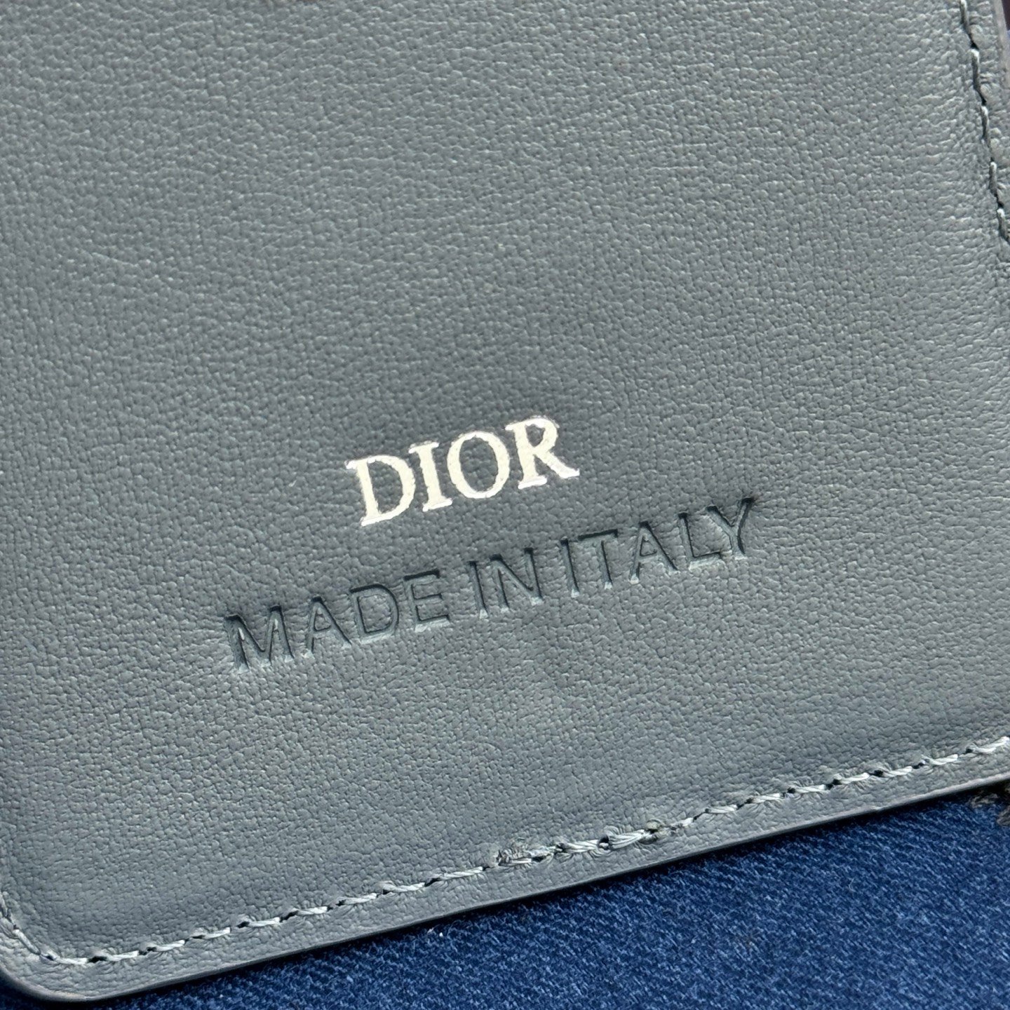 Saddle magnetic card holder Original embossed leather for MagSafe mobile phone case. - Image 7