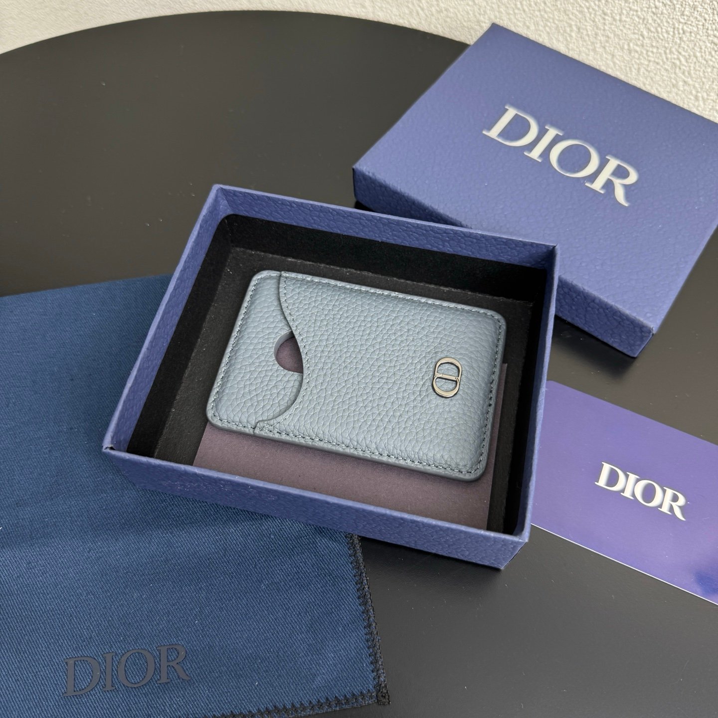 Saddle magnetic card holder Original embossed leather for MagSafe mobile phone case. - Image 8