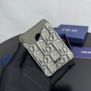 Printed effect Saddle magnetic card holder Original embossed leather for MagSafe mobile phone case.