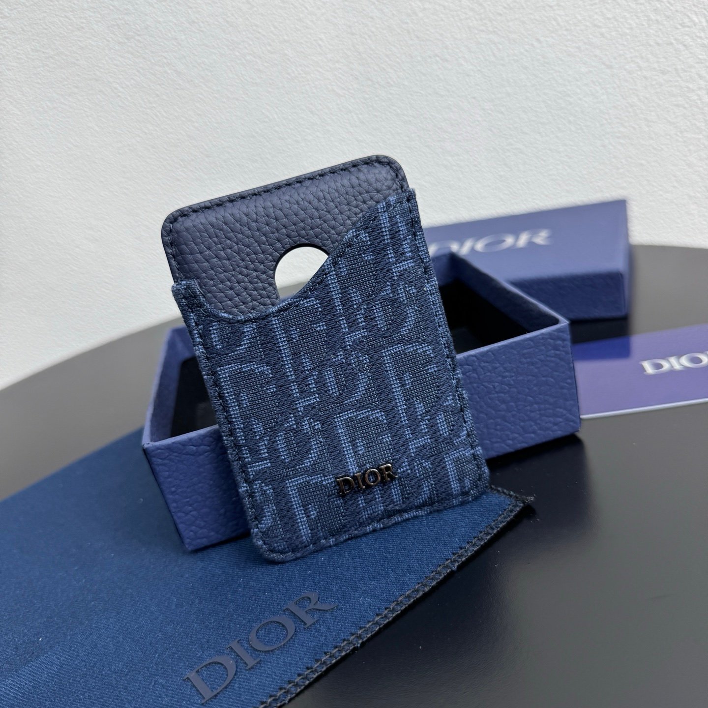 Printed effect on cowhide, Saddle magnetic card holder Original embossed leather for MagSafe mobile phone case. - Image 4