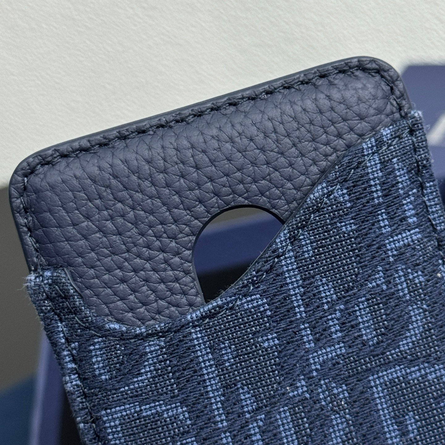 Printed effect on cowhide, Saddle magnetic card holder Original embossed leather for MagSafe mobile phone case. - Image 2