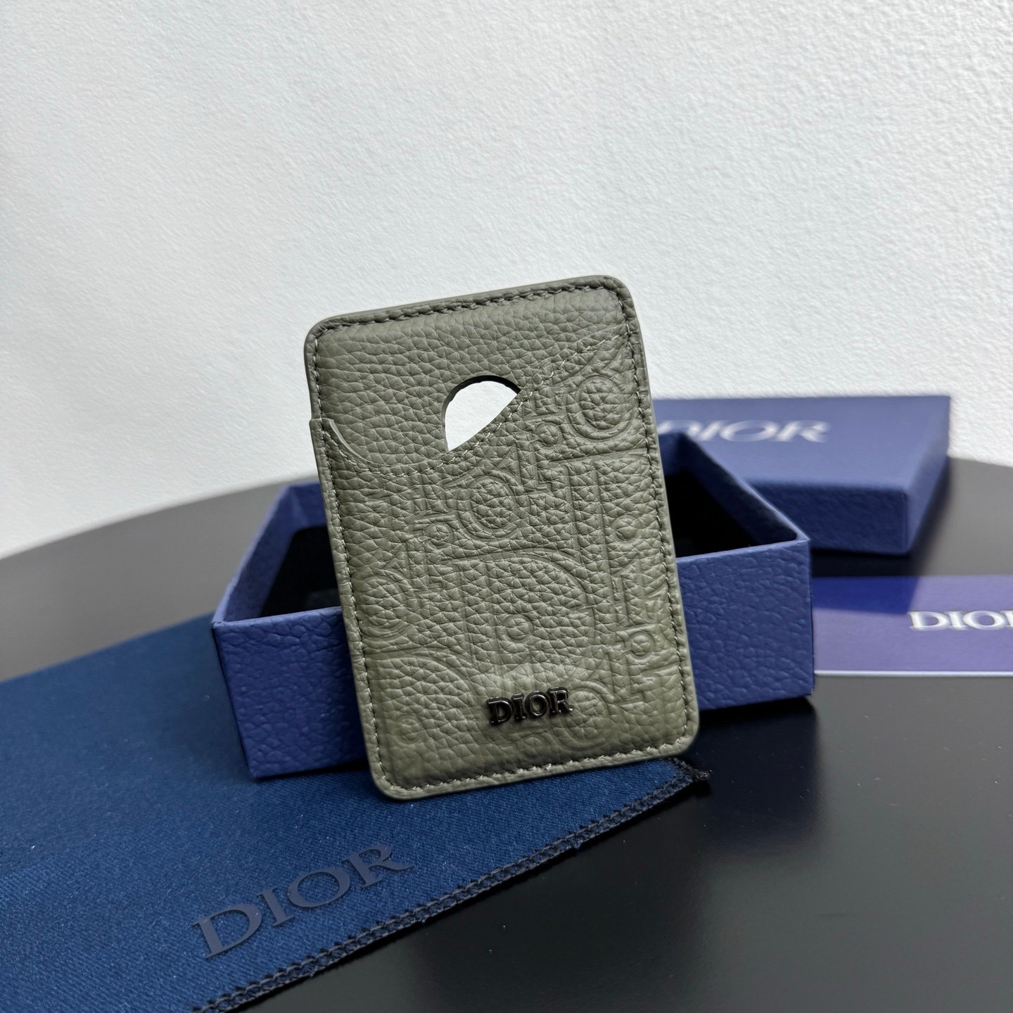 Printed effect on cowhide, Saddle magnetic card holder Original embossed leather for MagSafe mobile phone case. - Image 4