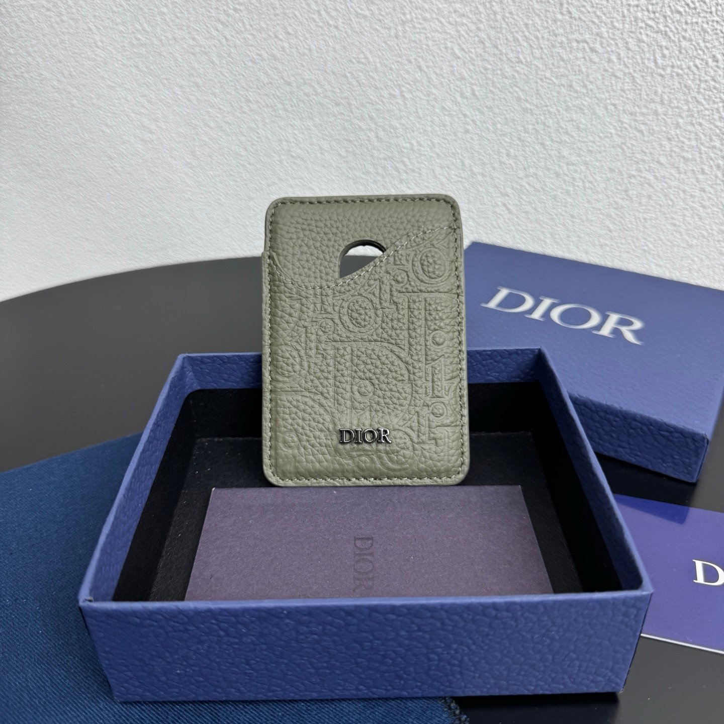 Printed effect on cowhide, Saddle magnetic card holder Original embossed leather for MagSafe mobile phone case. - Image 9