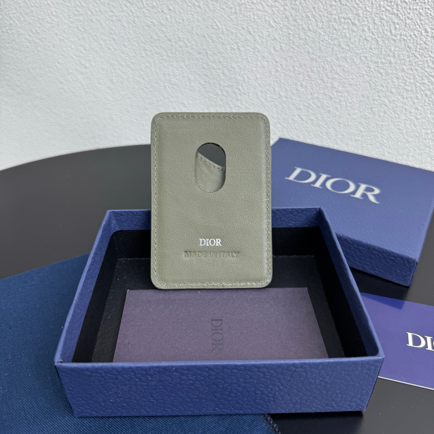 Printed effect on cowhide, Saddle magnetic card holder Original embossed leather for MagSafe mobile phone case. - Image 3