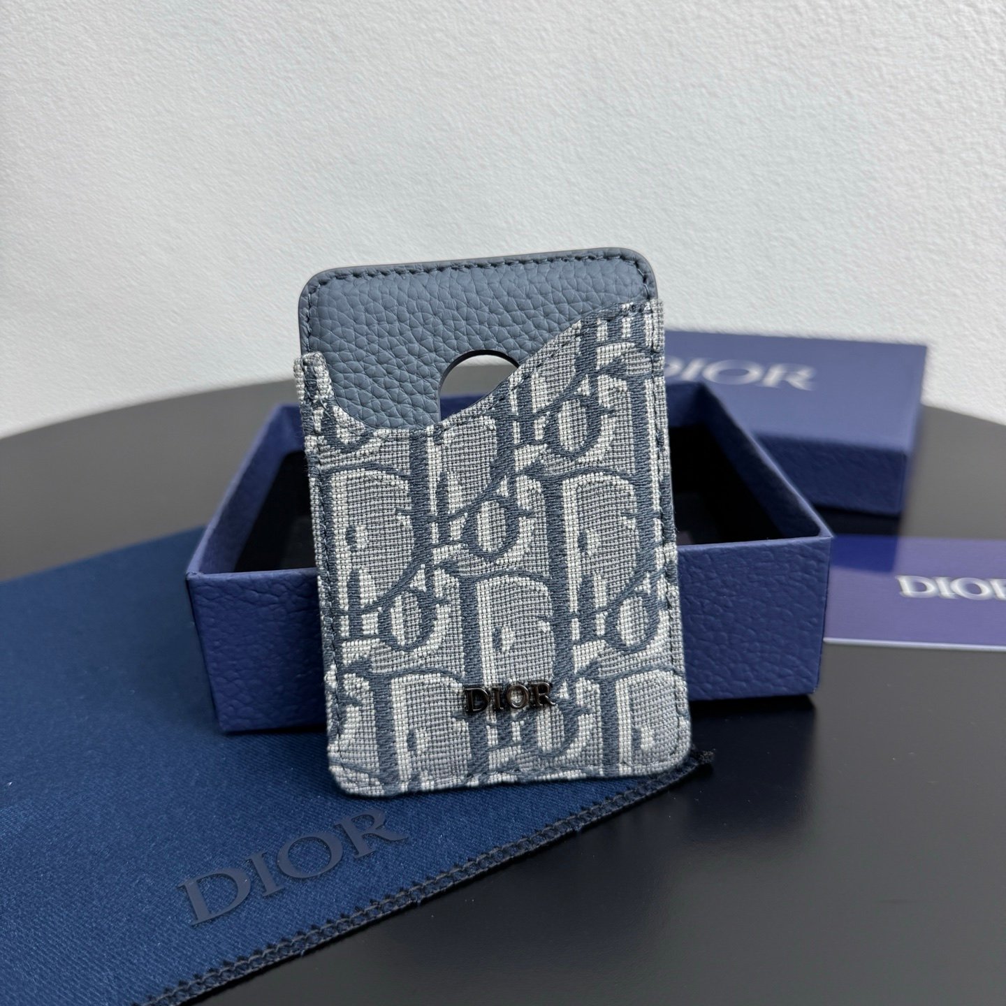 Printed effect on cowhide, Saddle magnetic card holder Original embossed leather for MagSafe mobile phone case.