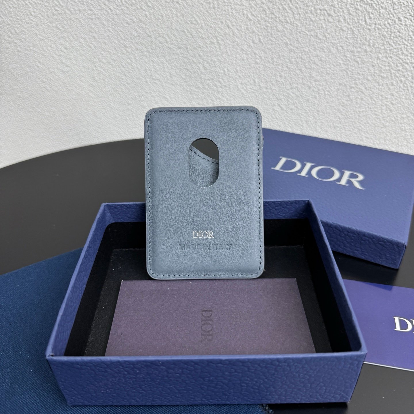 Printed effect on cowhide, Saddle magnetic card holder Original embossed leather for MagSafe mobile phone case. - Image 2