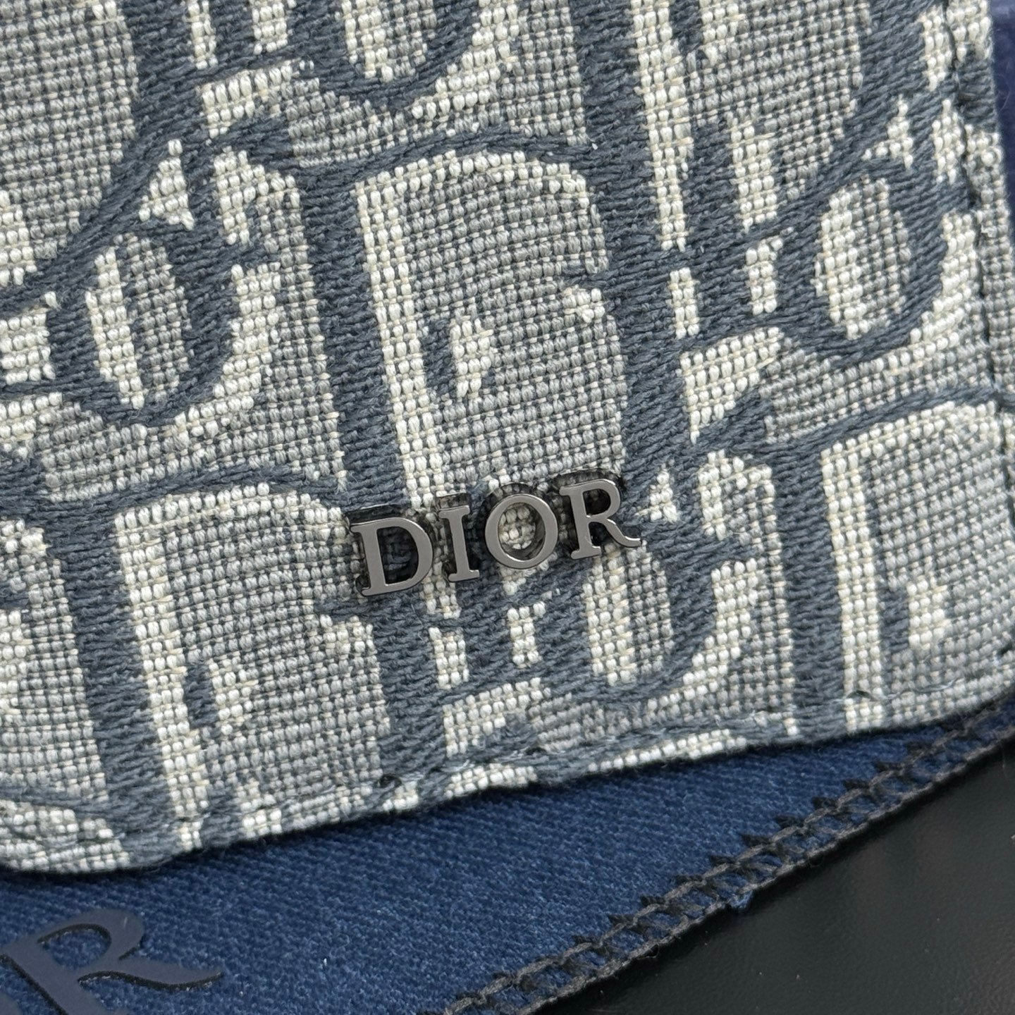 Printed effect on cowhide, Saddle magnetic card holder Original embossed leather for MagSafe mobile phone case. - Image 6