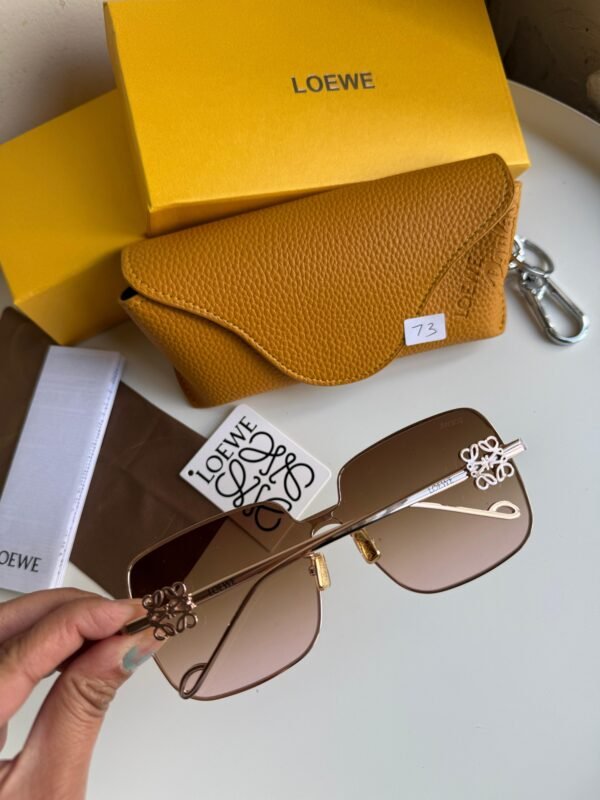 High-quality metal rimmed rose gold frame, Brown sophisticated rectangular sunglasses for women.