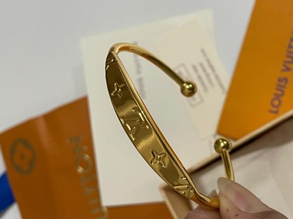 High quality 18K thick gold plated stainless steel material Women's Bracelet.