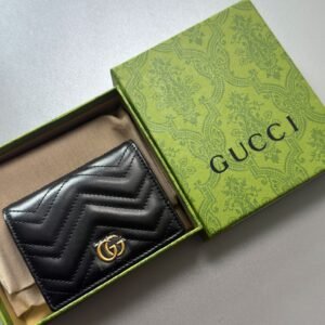 Marmont small card case wallet is crafted in soft leather with Antique gold-toned hardware.