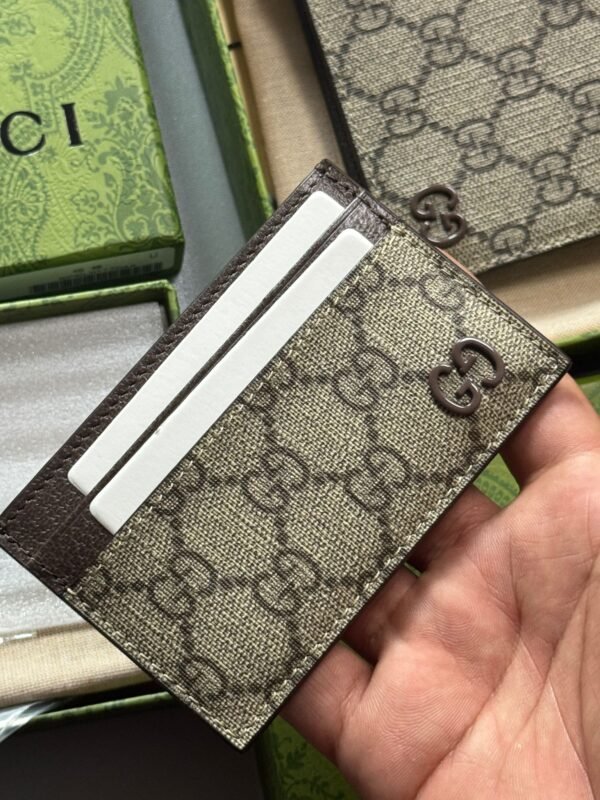 Beige and ebony GG Supreme canvas card holder with leather trim Brass hardware with ceramic-effect finish.