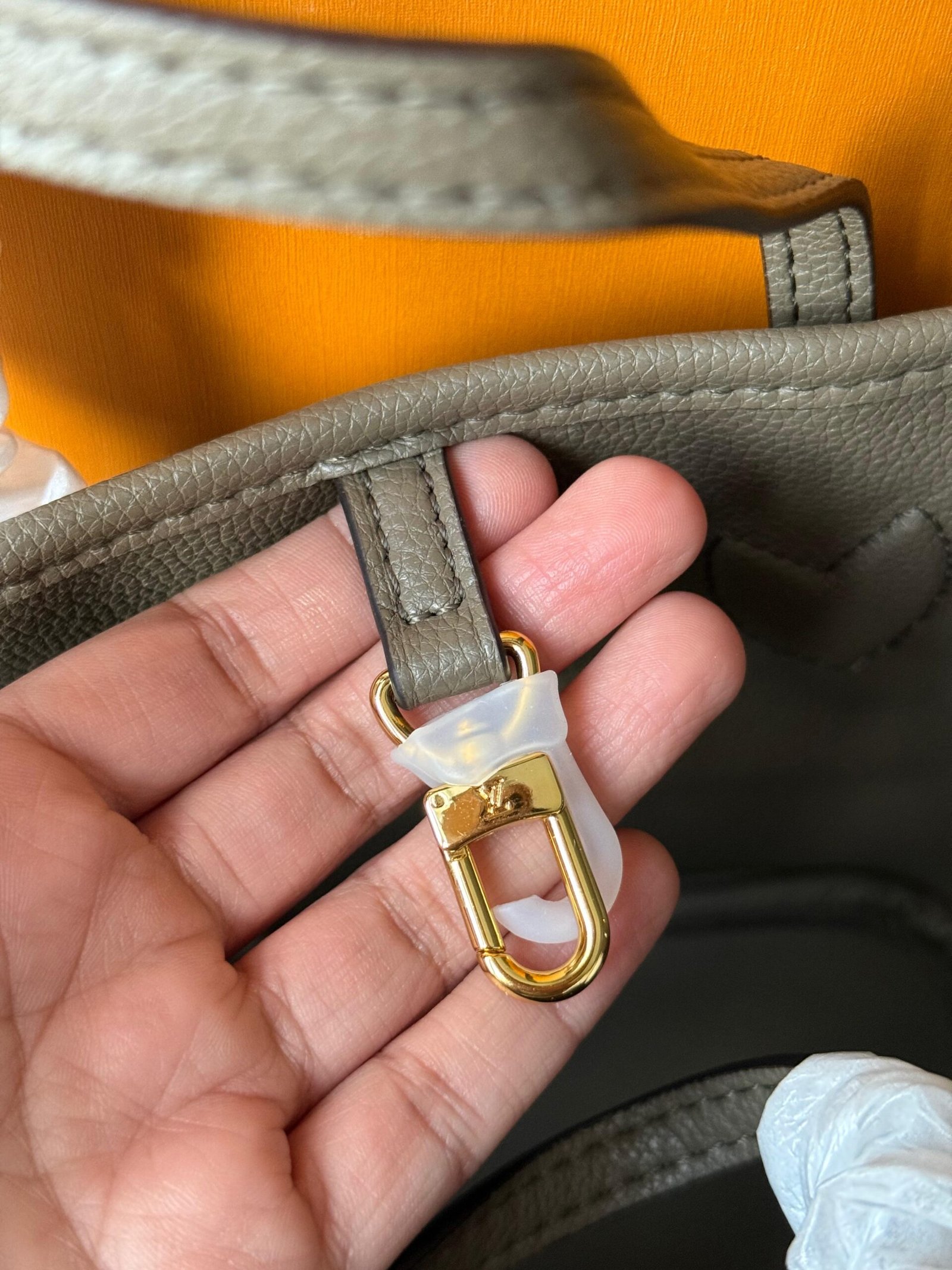 Neverfull Bandoulière Inside Out BB Grained cowhide leather and Monogram canvas. - Image 4