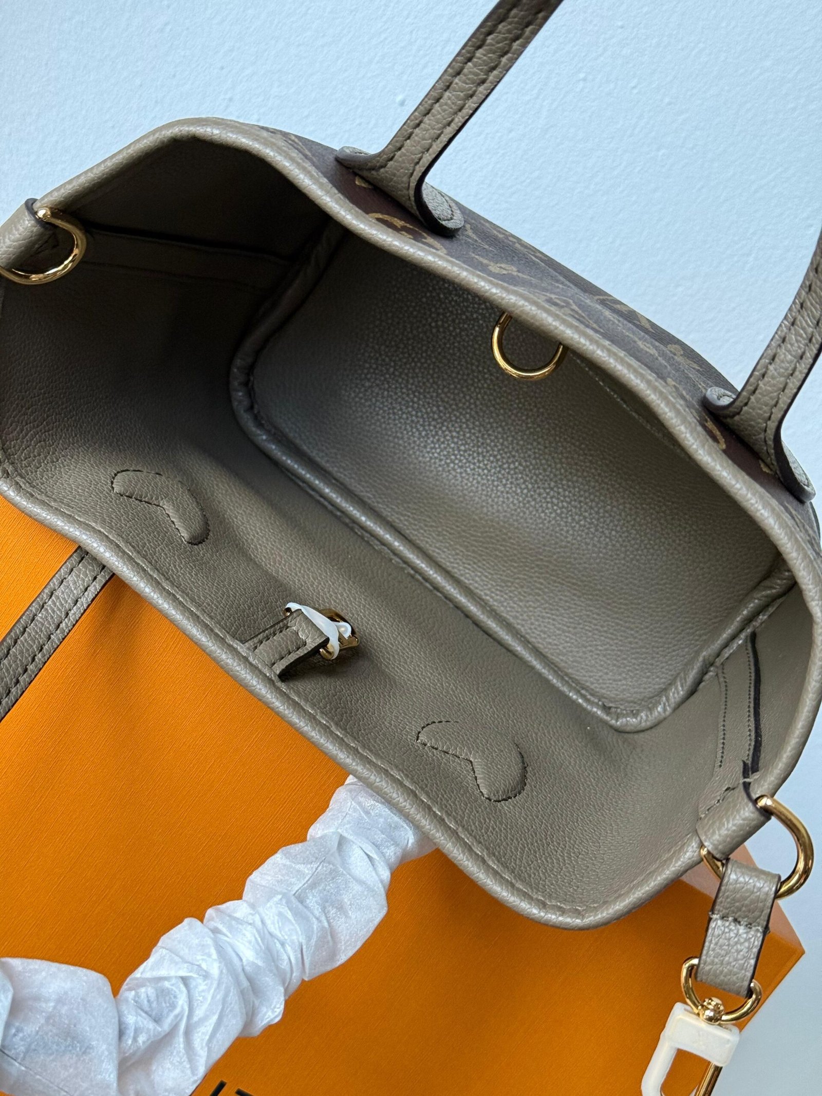 Neverfull Bandoulière Inside Out BB Grained cowhide leather and Monogram canvas. - Image 9