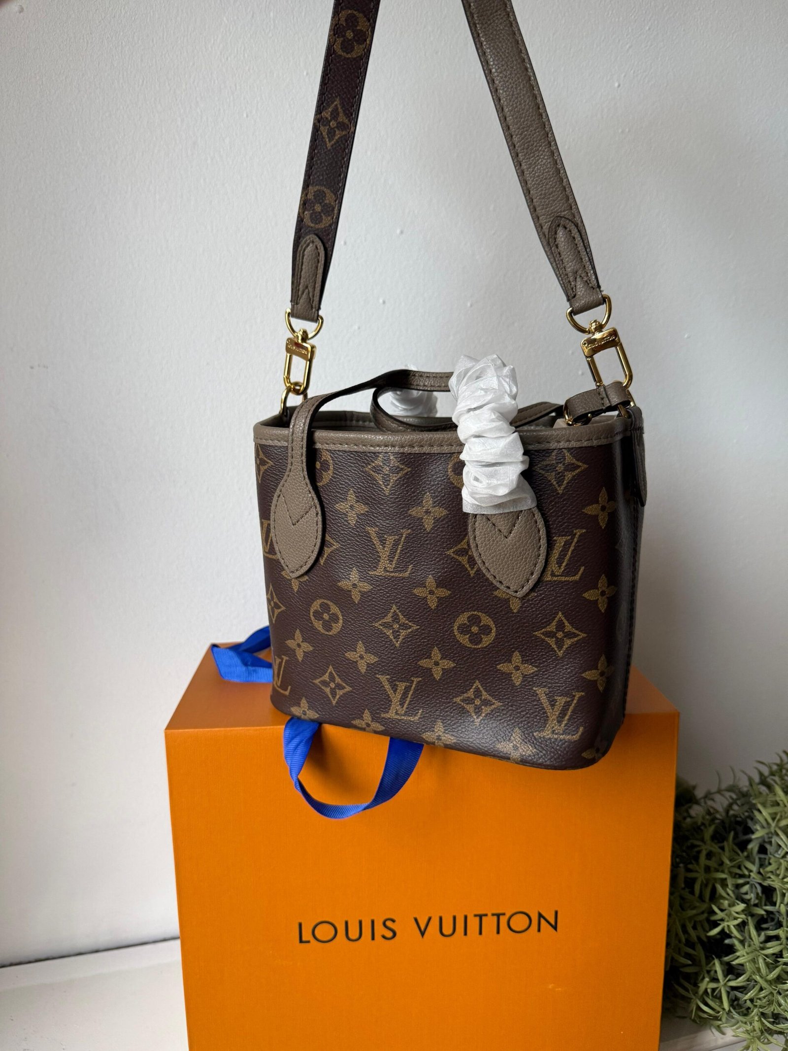Neverfull Bandoulière Inside Out BB Grained cowhide leather and Monogram canvas. - Image 7
