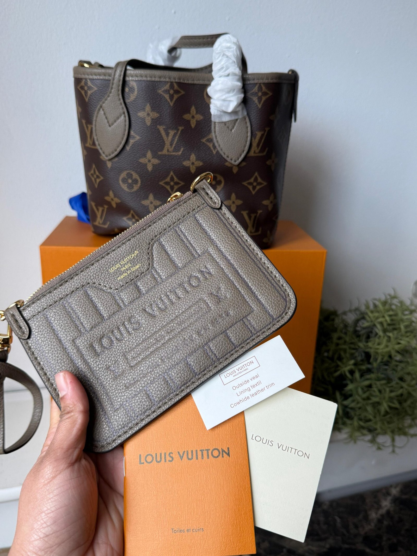 Neverfull Bandoulière Inside Out BB Grained cowhide leather and Monogram canvas. - Image 6