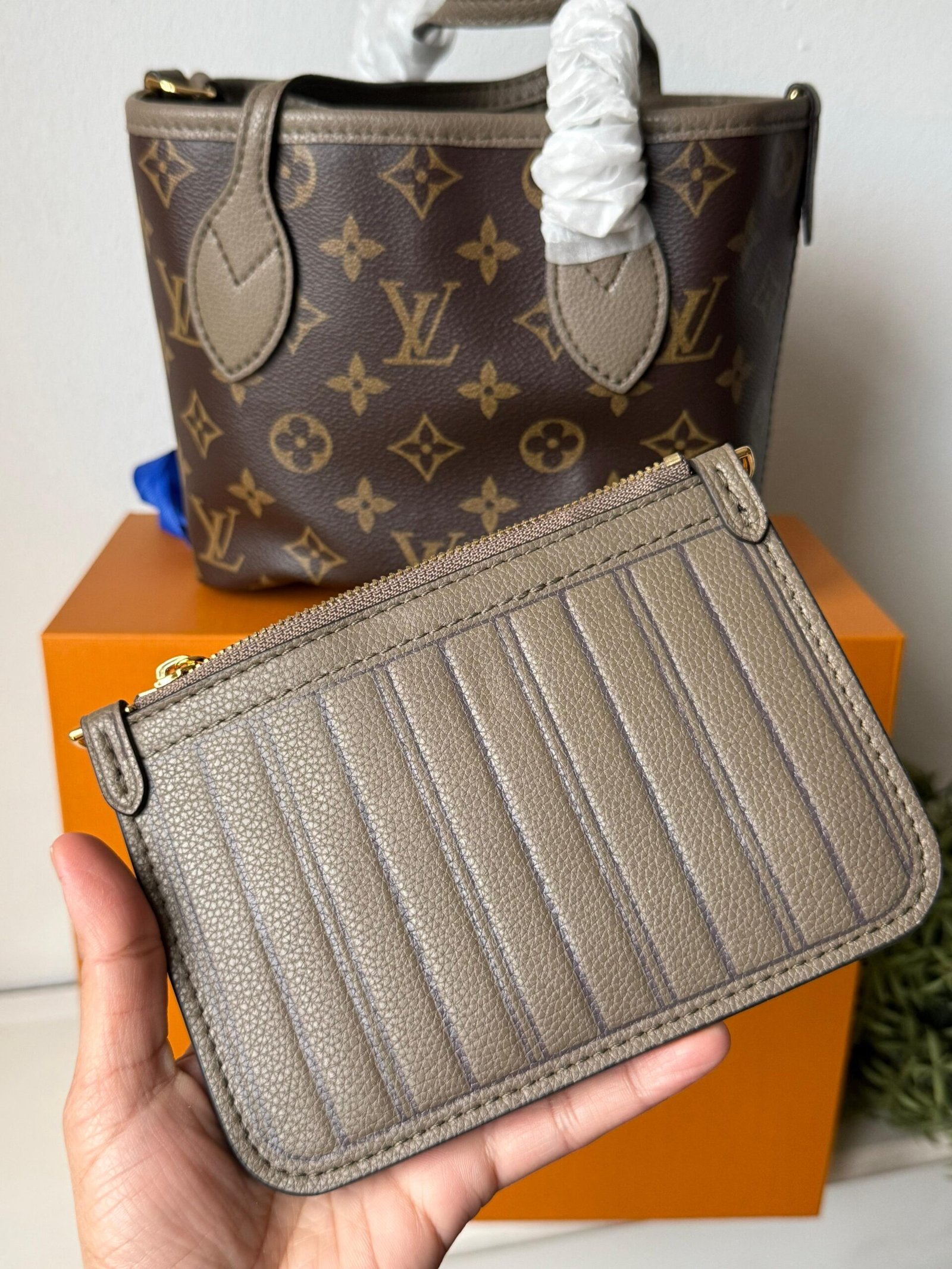 Neverfull Bandoulière Inside Out BB Grained cowhide leather and Monogram canvas. - Image 5