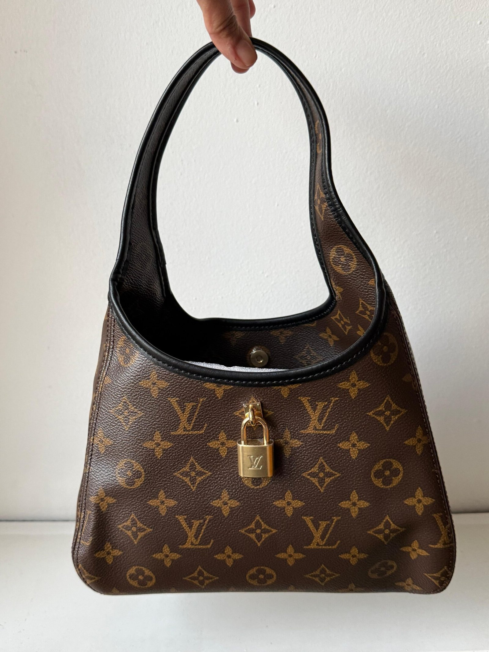 The Drop PM signature with black leather trims and padlock in a gold-toned finish. - Image 4