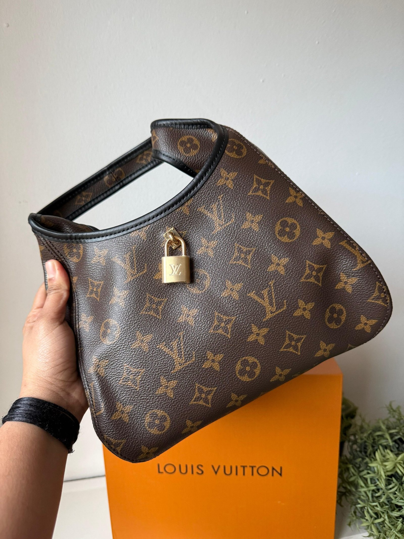 The Drop PM signature with black leather trims and padlock in a gold-toned finish. - Image 2