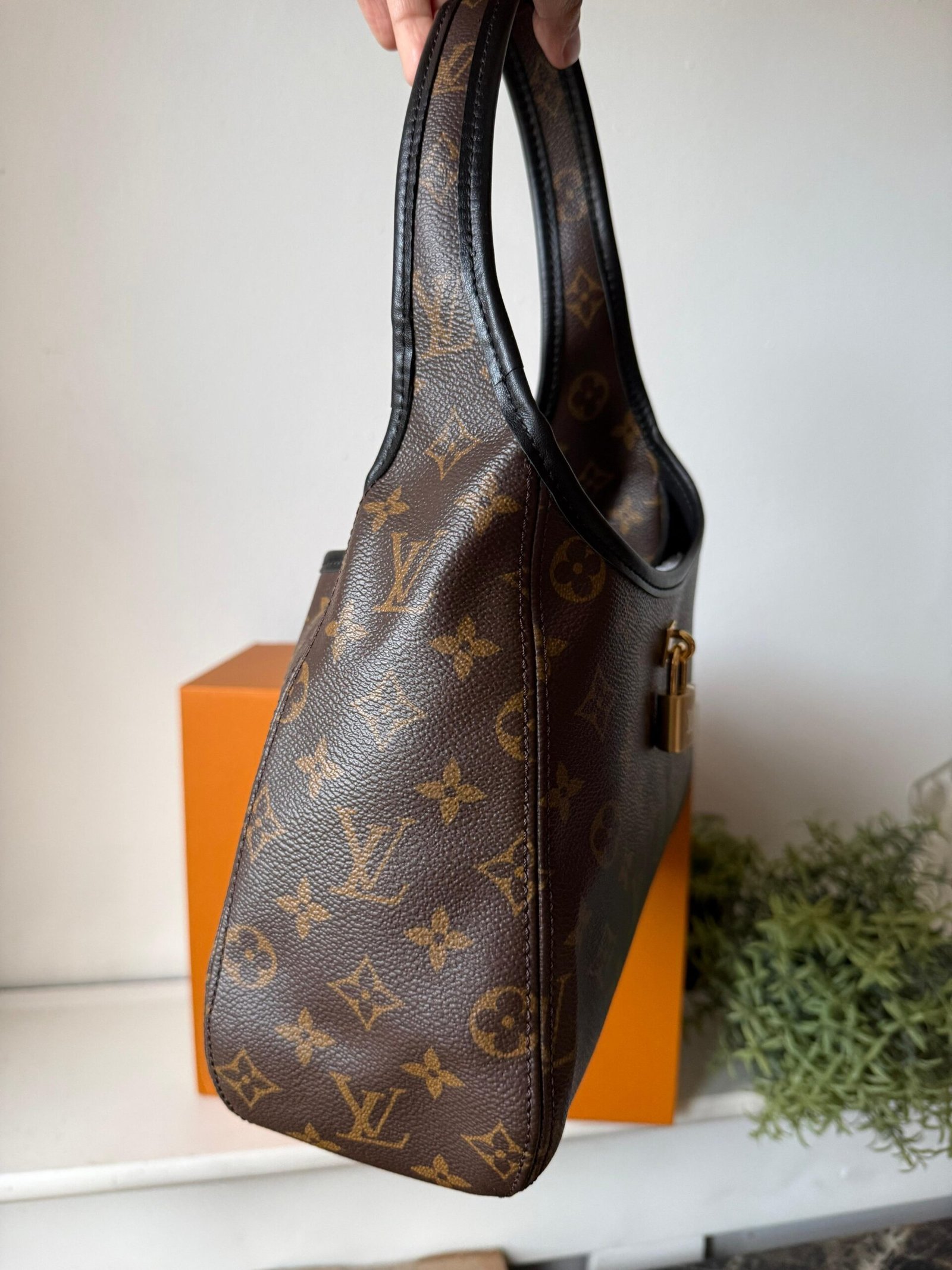 The Drop PM signature with black leather trims and padlock in a gold-toned finish. - Image 3