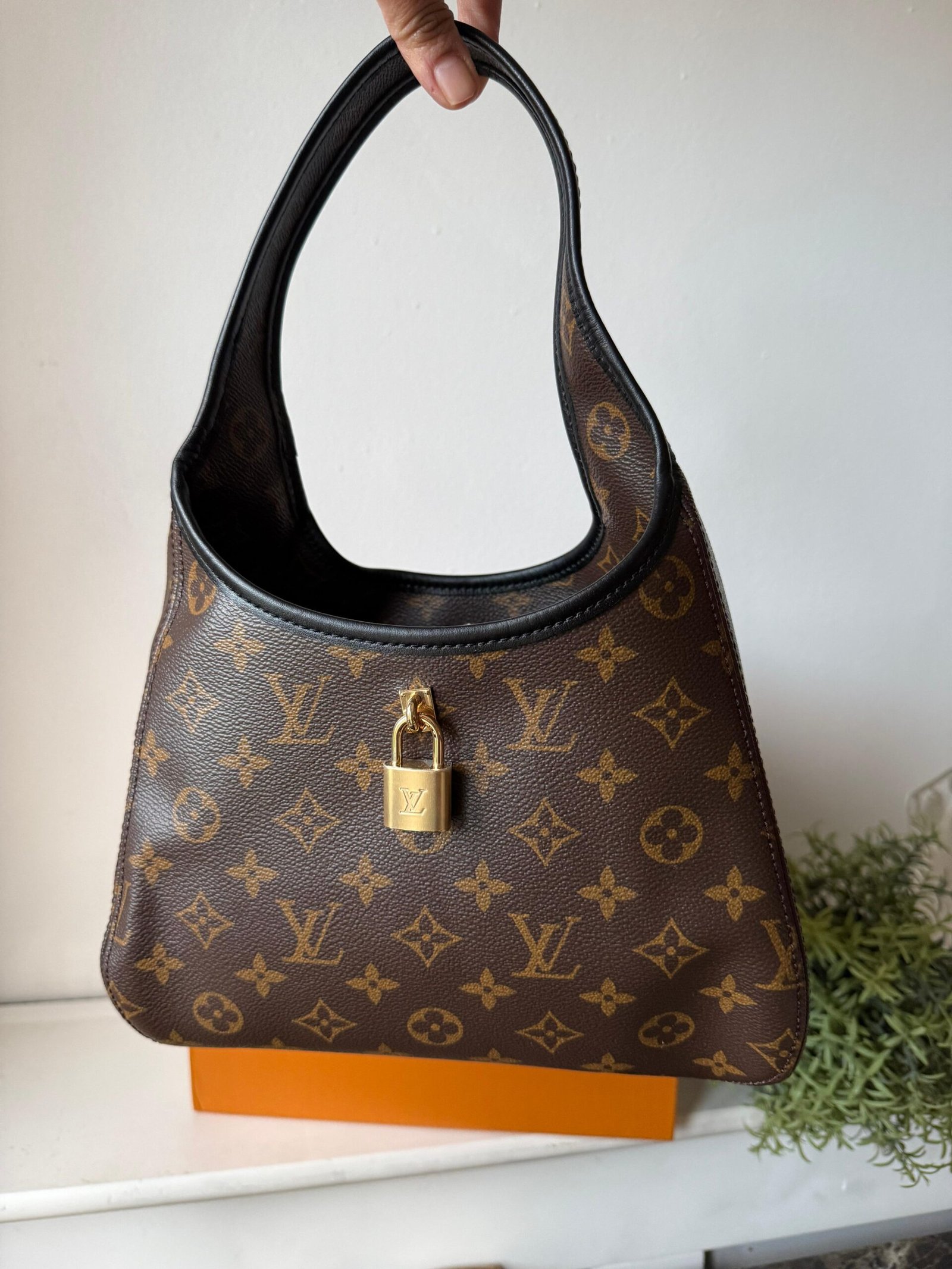 The Drop PM signature with black leather trims and padlock in a gold-toned finish. - Image 5