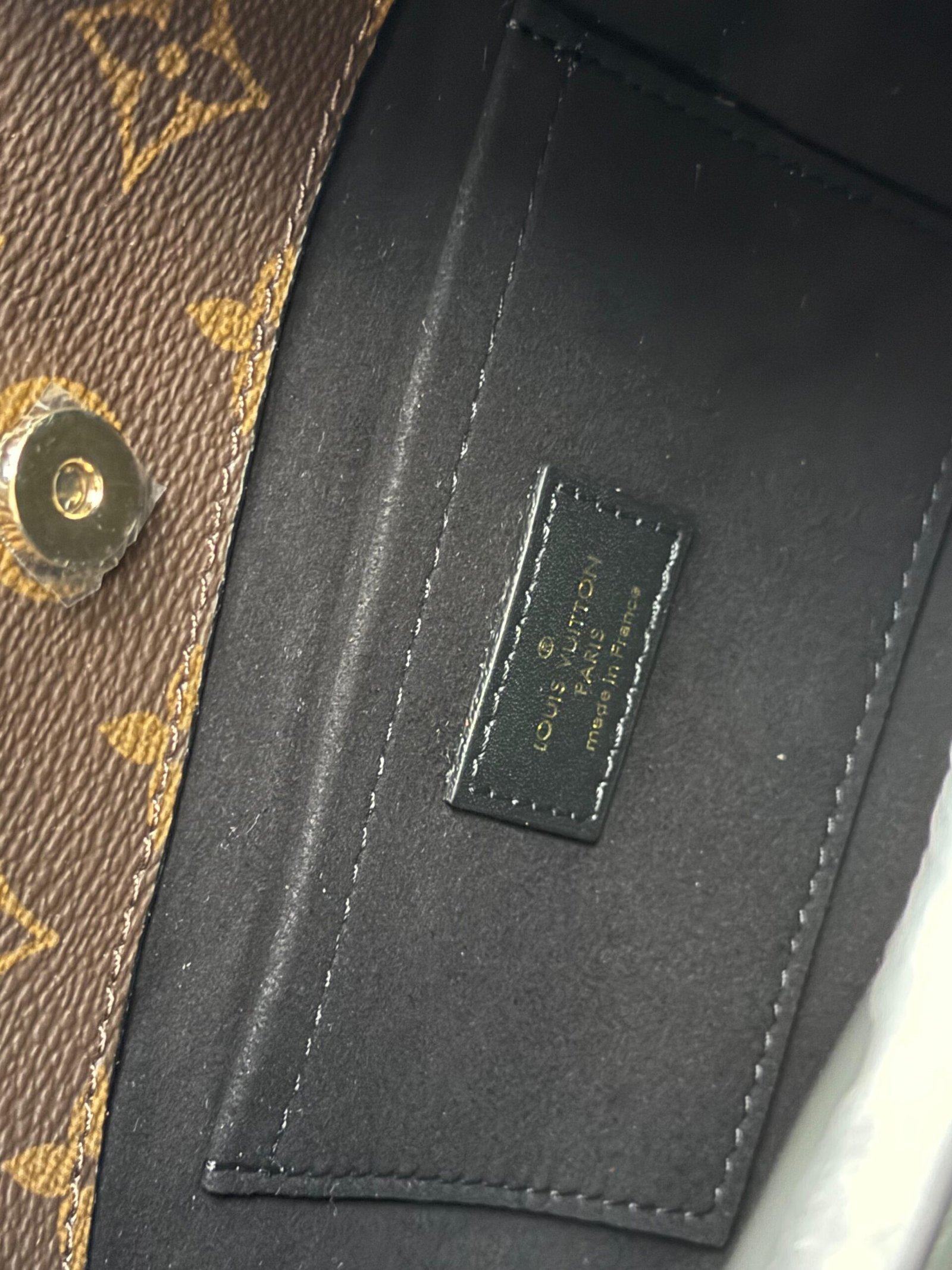 The Drop PM signature with black leather trims and padlock in a gold-toned finish. - Image 8