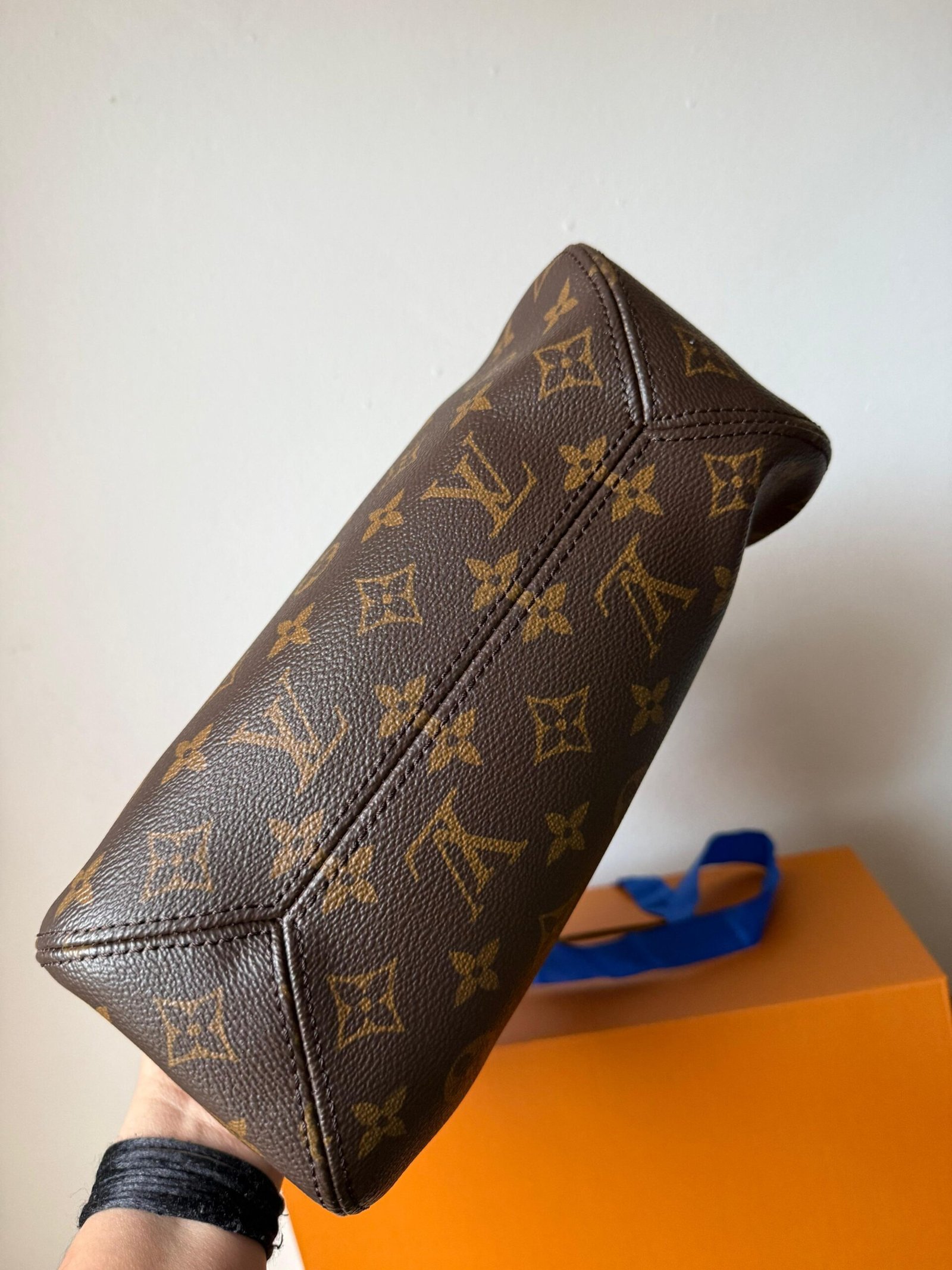 The Drop PM signature with black leather trims and padlock in a gold-toned finish. - Image 7