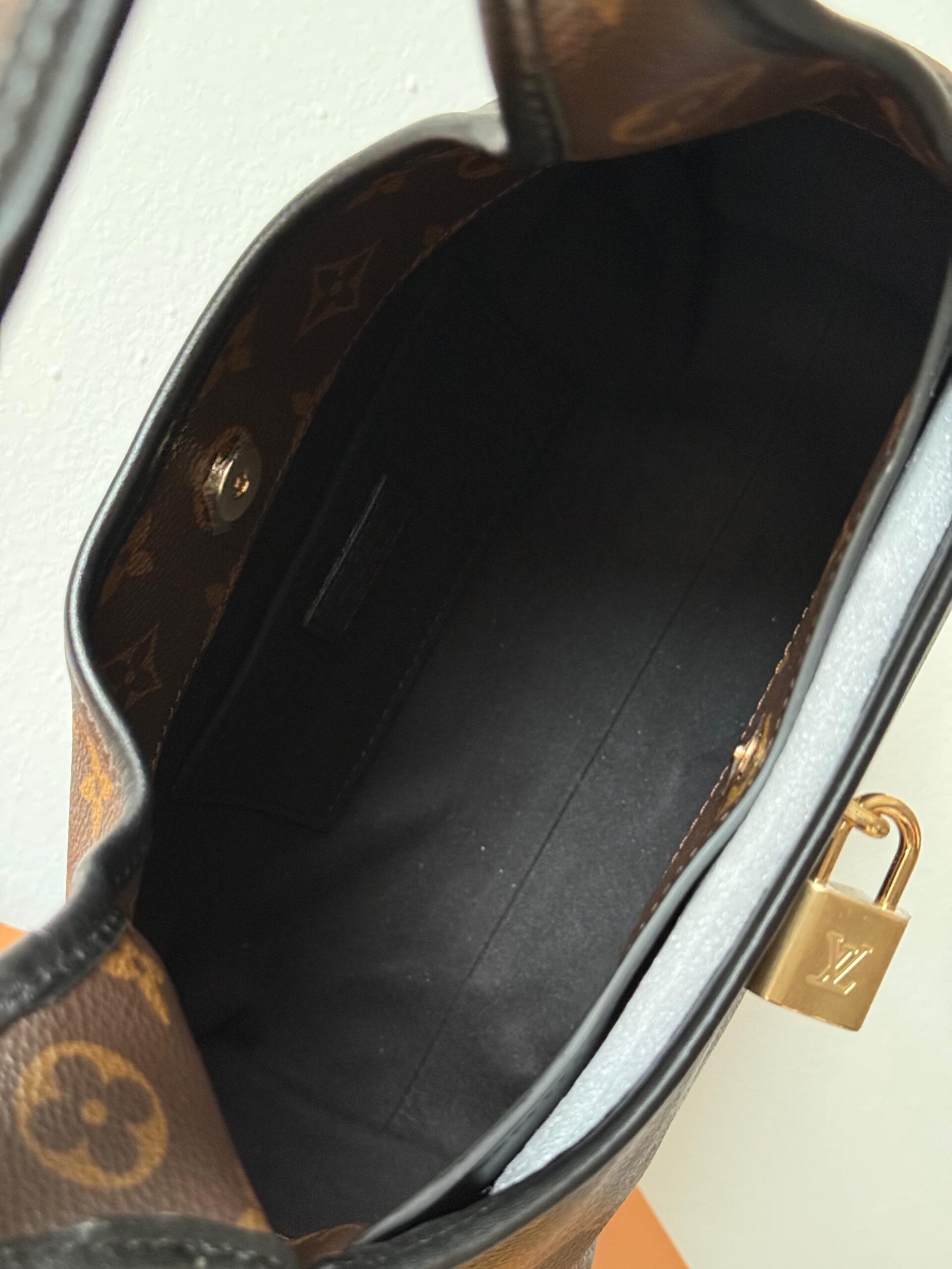 The Drop PM signature with black leather trims and padlock in a gold-toned finish. - Image 9