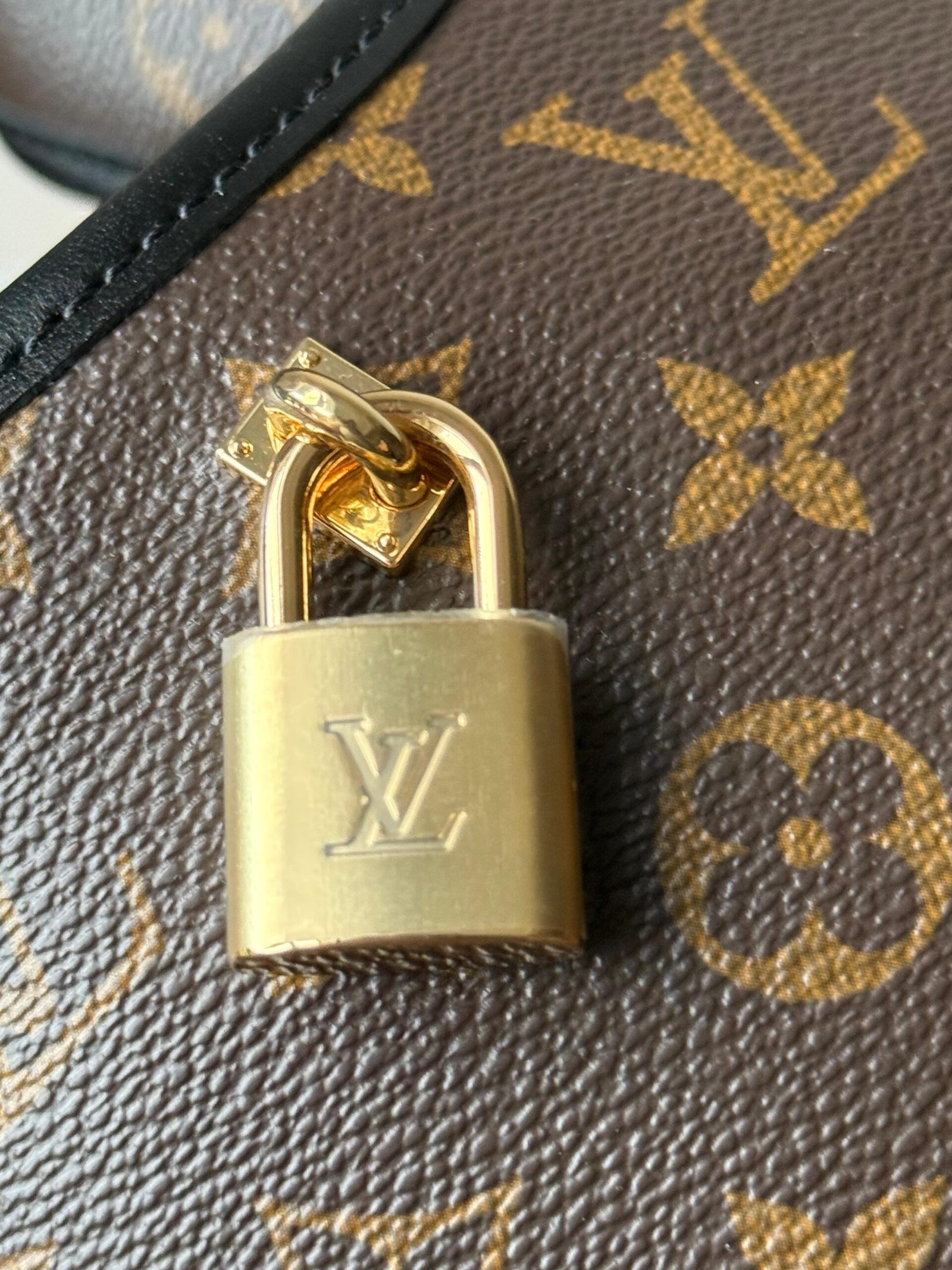 The Drop PM signature with black leather trims and padlock in a gold-toned finish. - Image 11