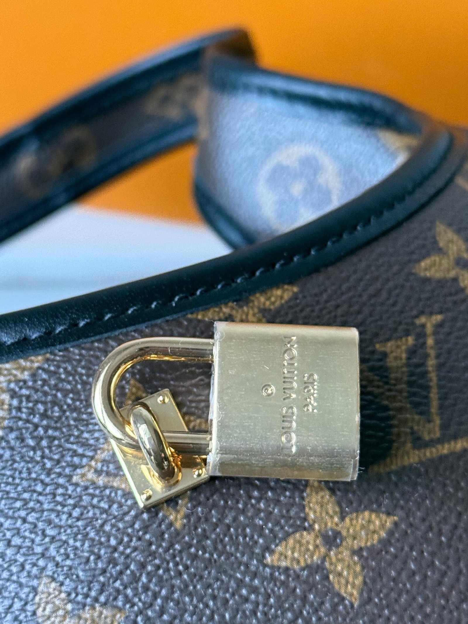 The Drop PM signature with black leather trims and padlock in a gold-toned finish. - Image 10