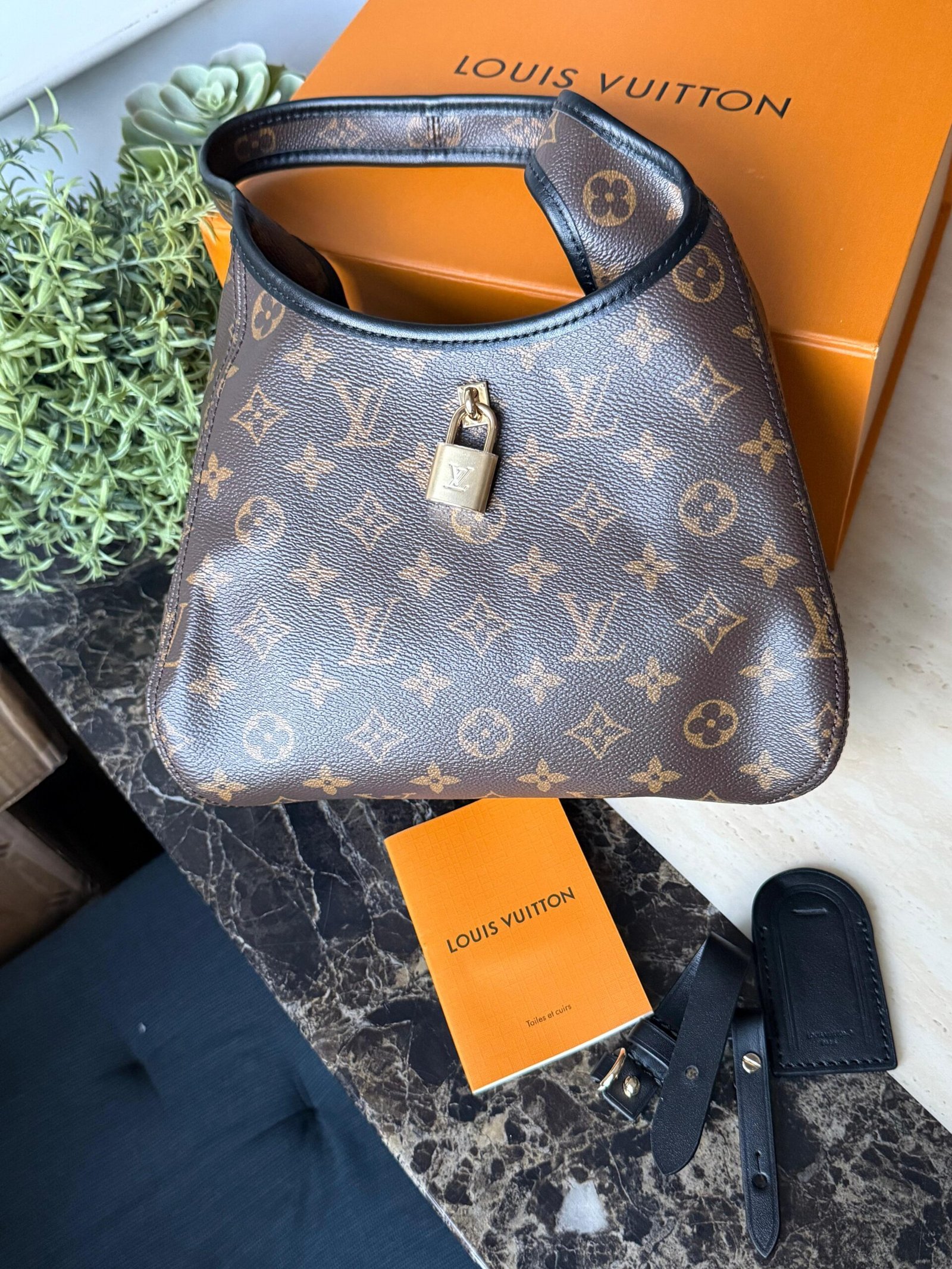 The Drop PM signature with black leather trims and padlock in a gold-toned finish. - Image 12