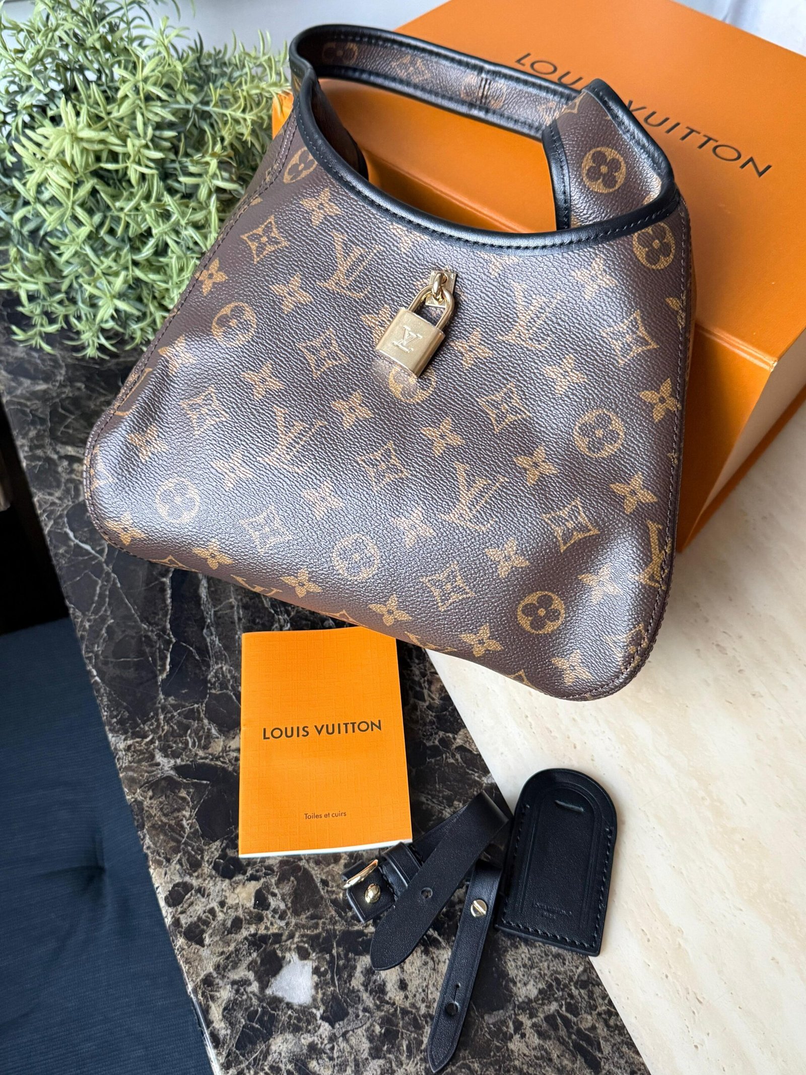 The Drop PM signature with black leather trims and padlock in a gold-toned finish. - Image 13