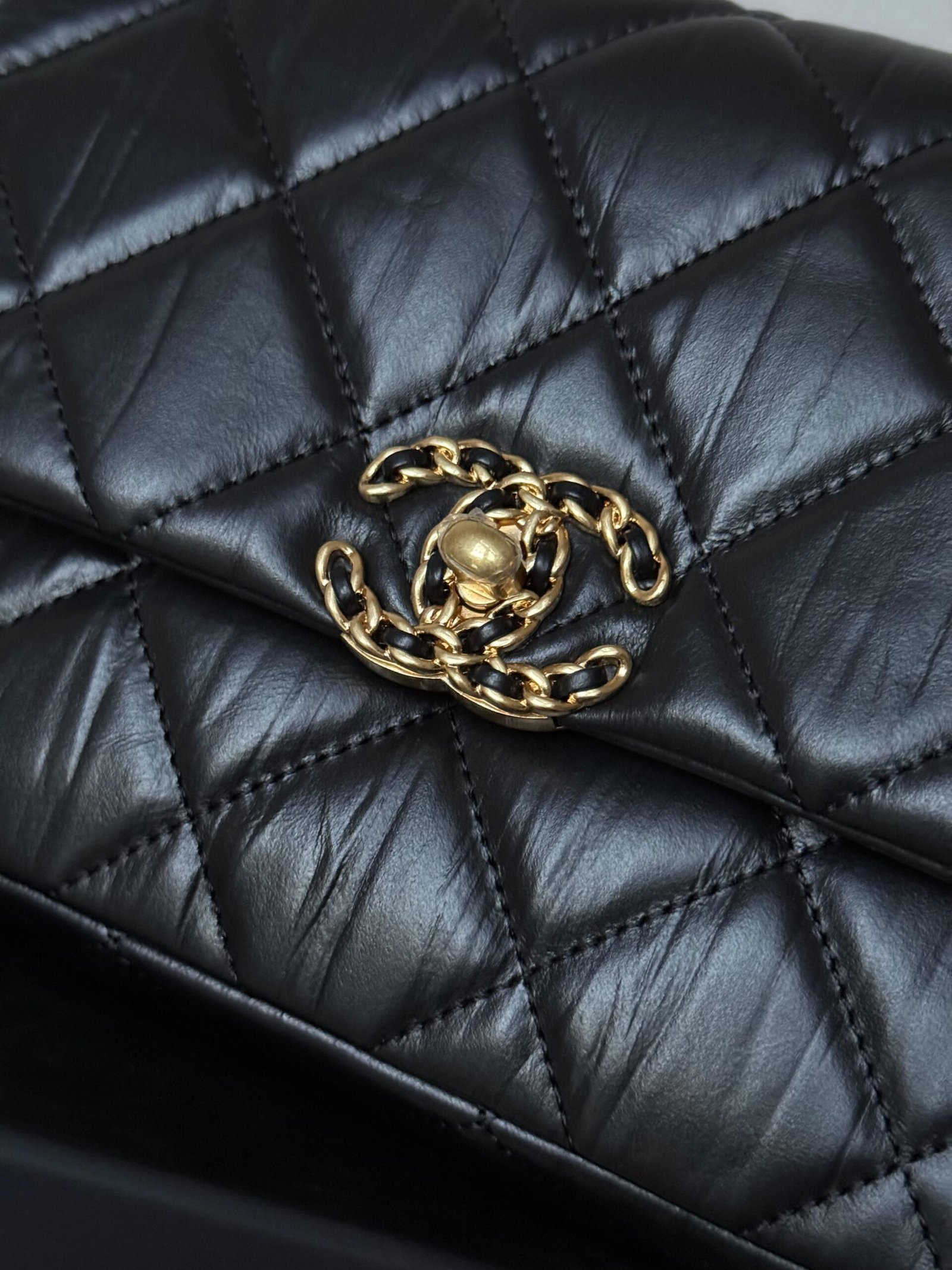 Genuine quality Black smooth grain lambskin leather, gold hardware shoulder Bag. - Image 7