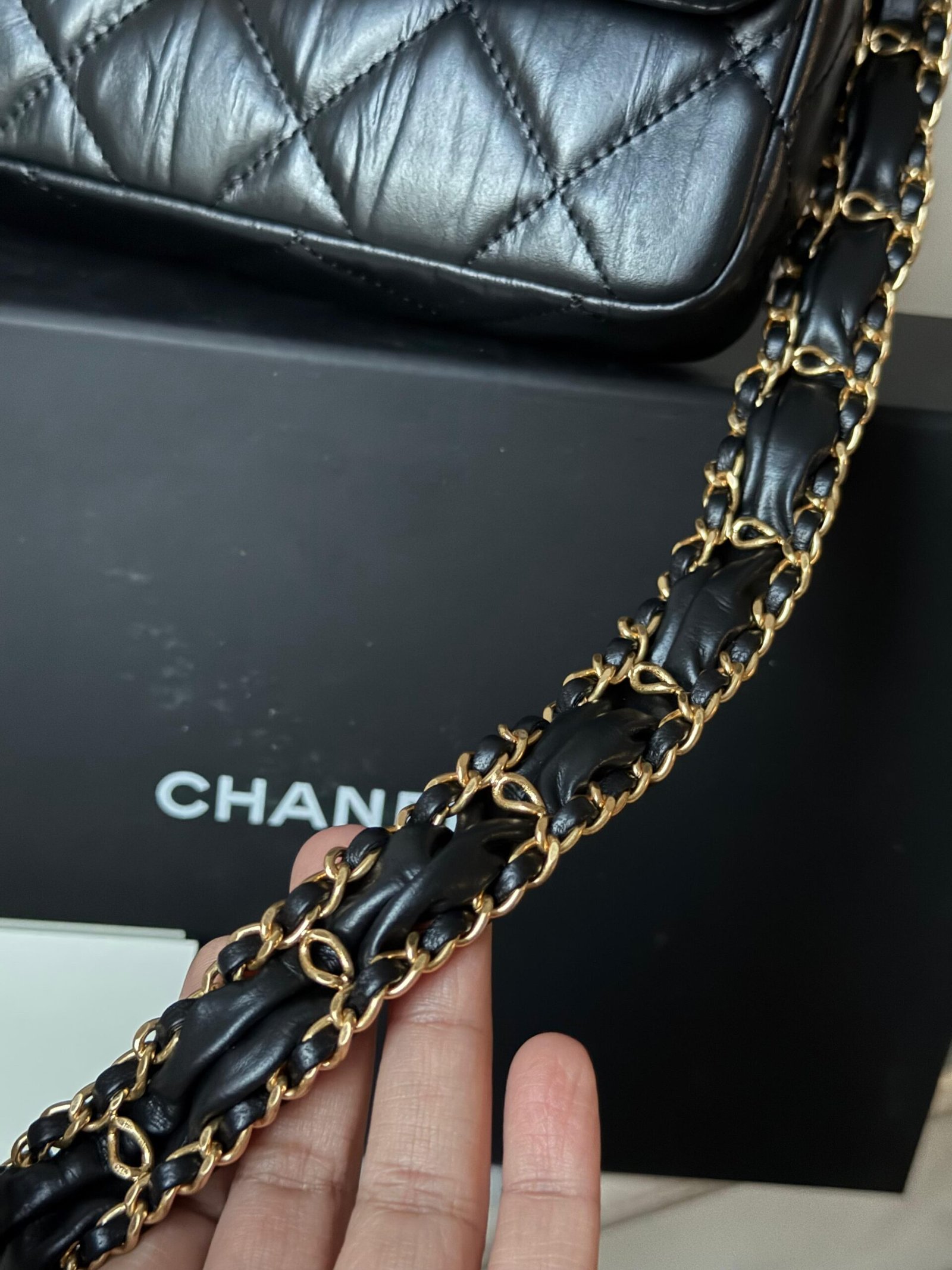 Genuine quality Black smooth grain lambskin leather, gold hardware shoulder Bag. - Image 8