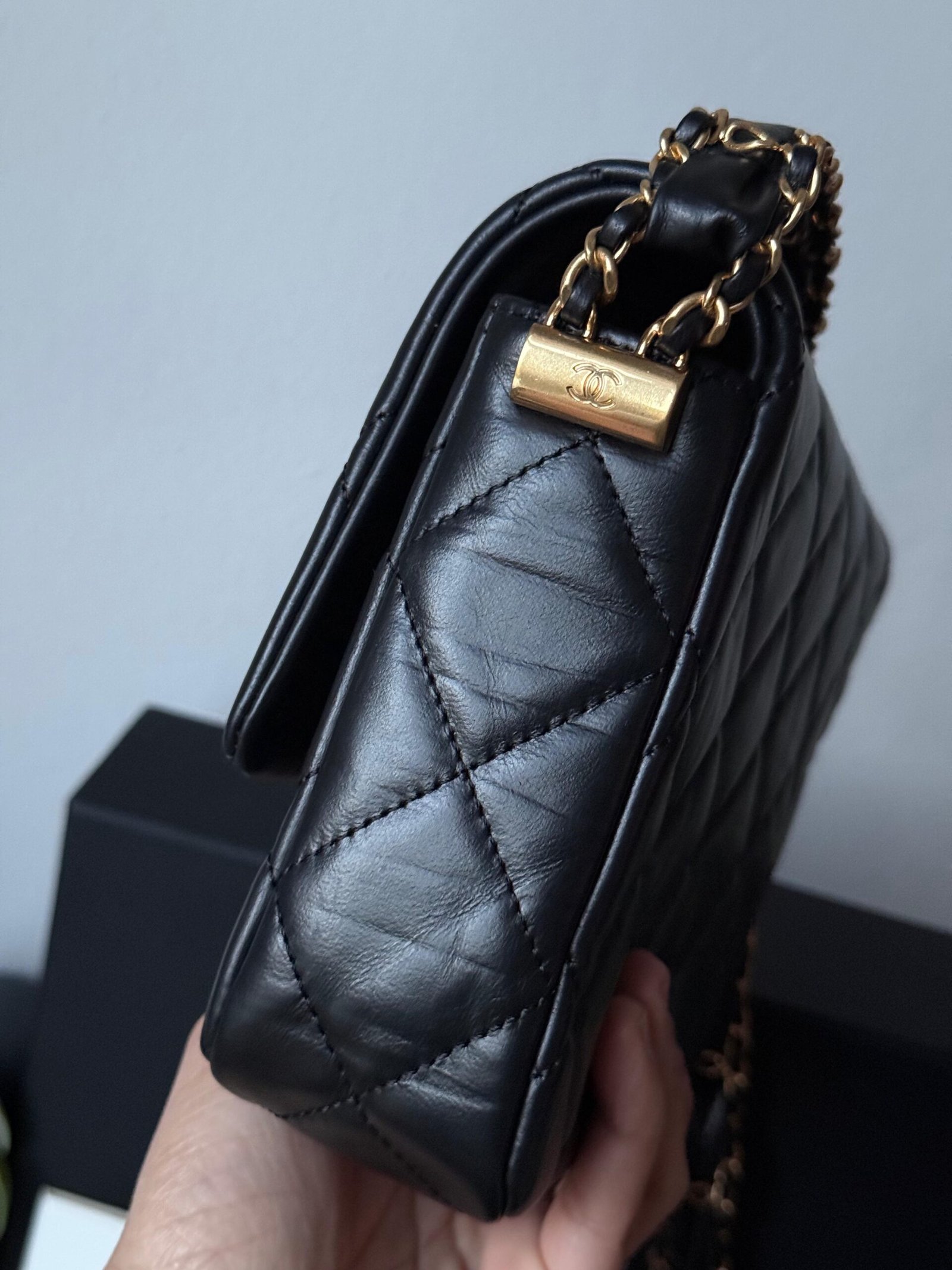 Genuine quality Black smooth grain lambskin leather, gold hardware shoulder Bag. - Image 4