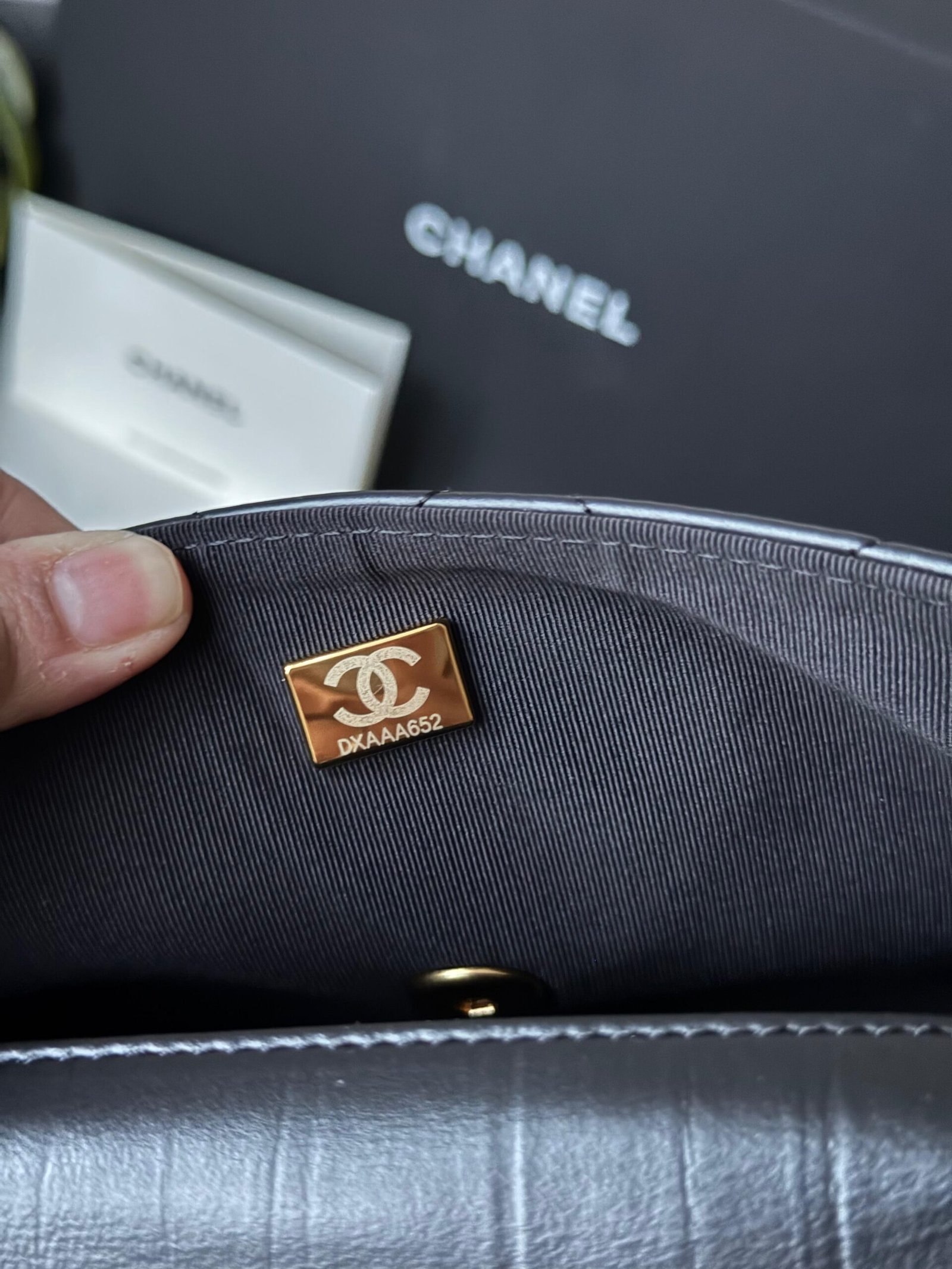 Genuine quality Black smooth grain lambskin leather, gold hardware shoulder Bag. - Image 6