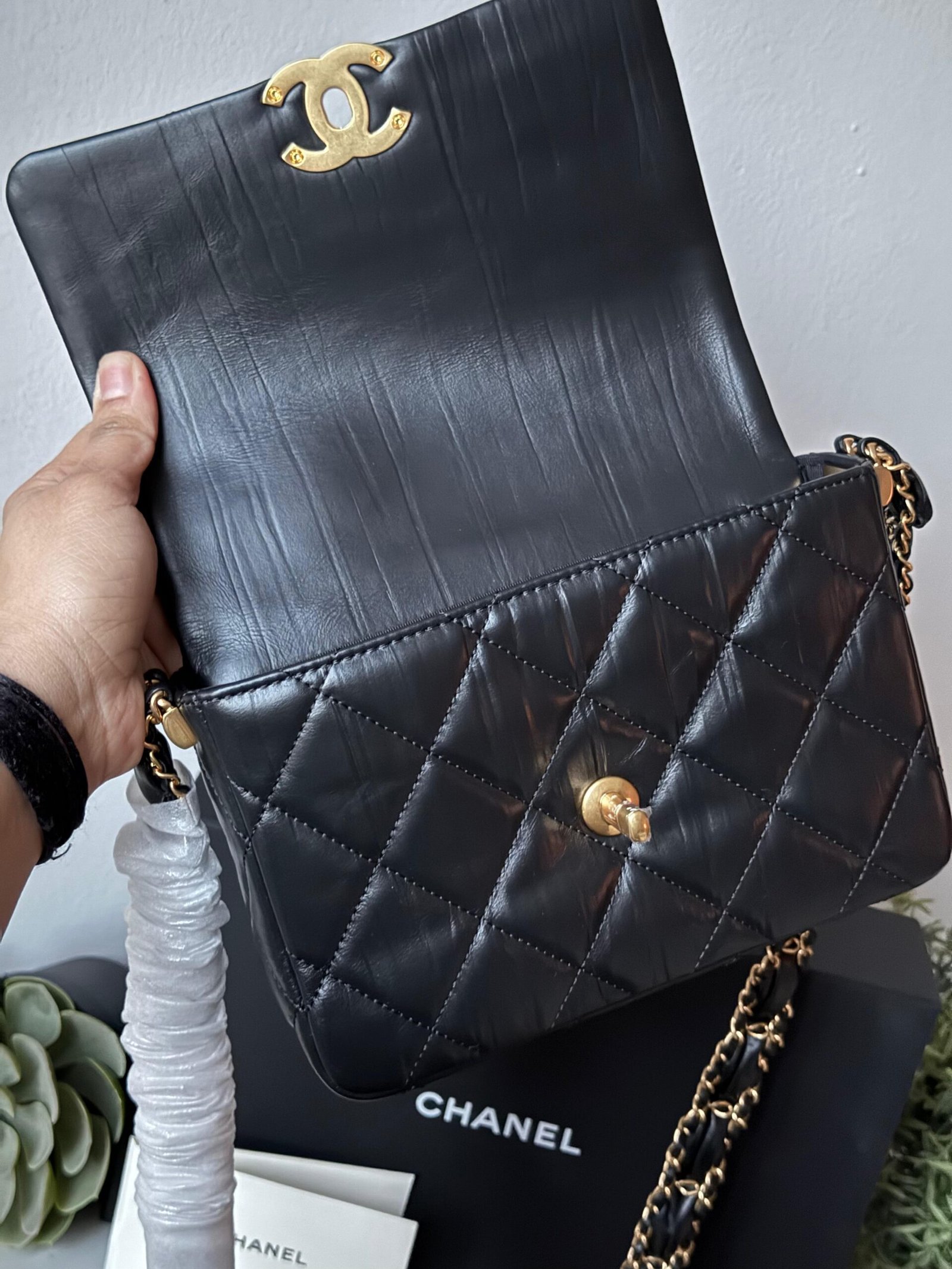 Genuine quality Black smooth grain lambskin leather, gold hardware shoulder Bag. - Image 9