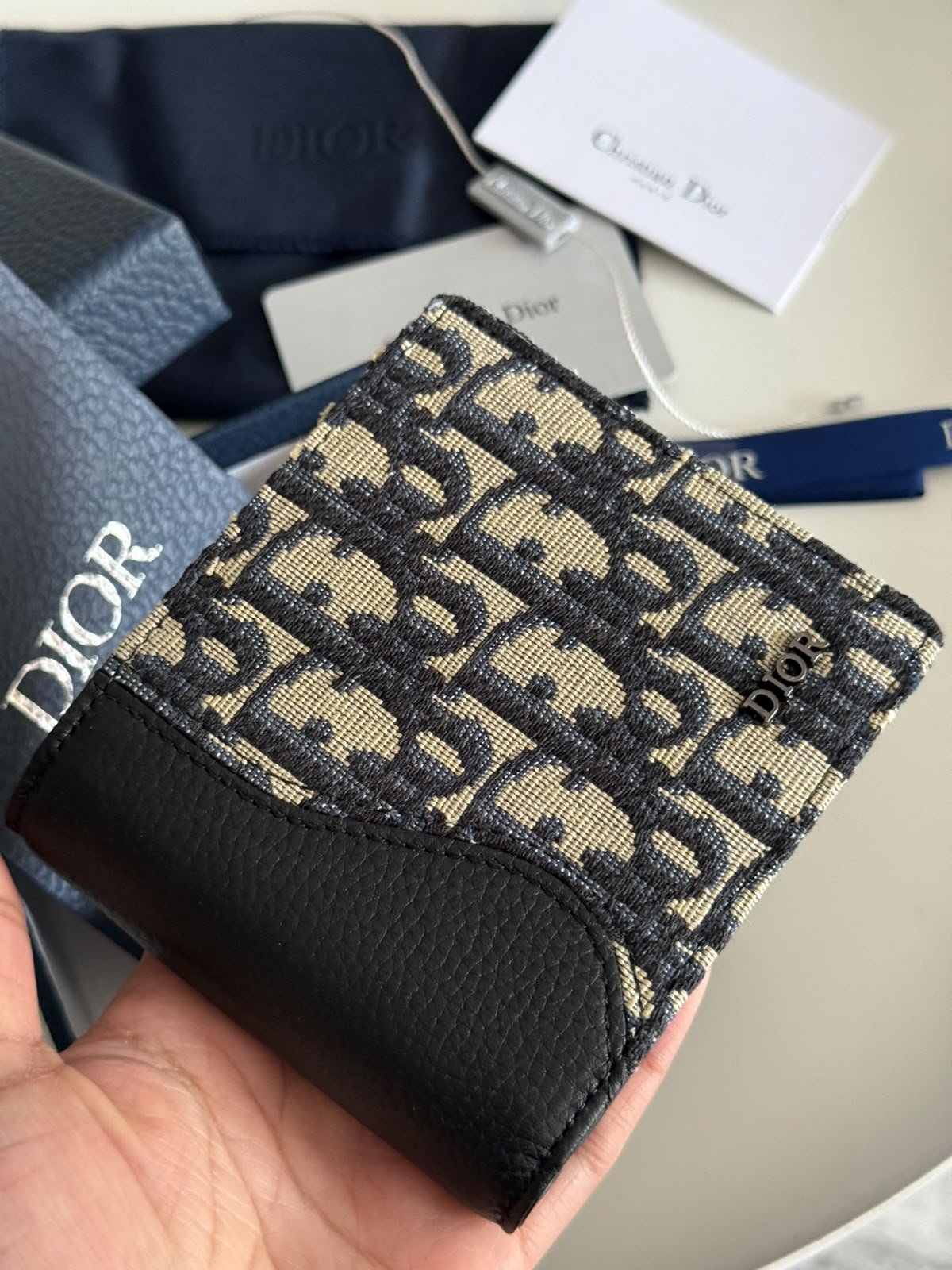 Saddle Bifold Wallet Black Grained Calfskin Oblique Jacquard. - Image 2