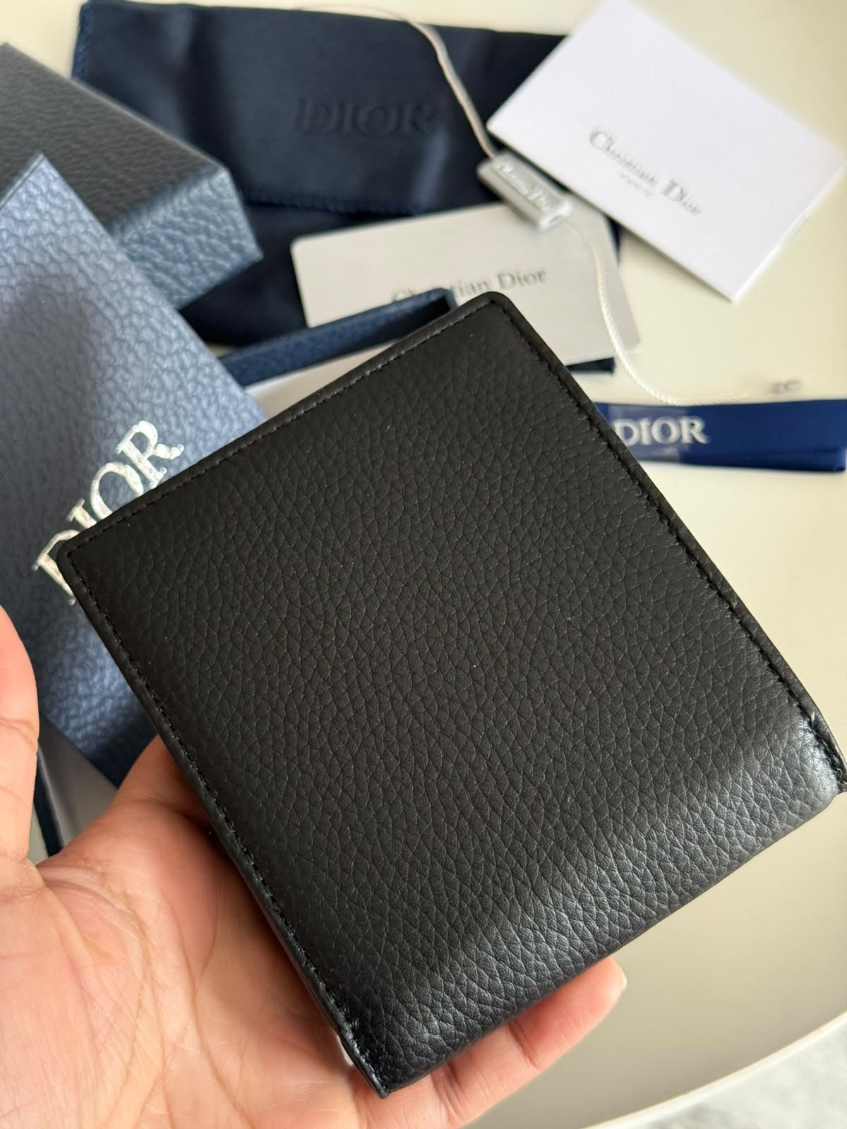 Saddle Bifold Wallet Black Grained Calfskin Oblique Jacquard. - Image 3
