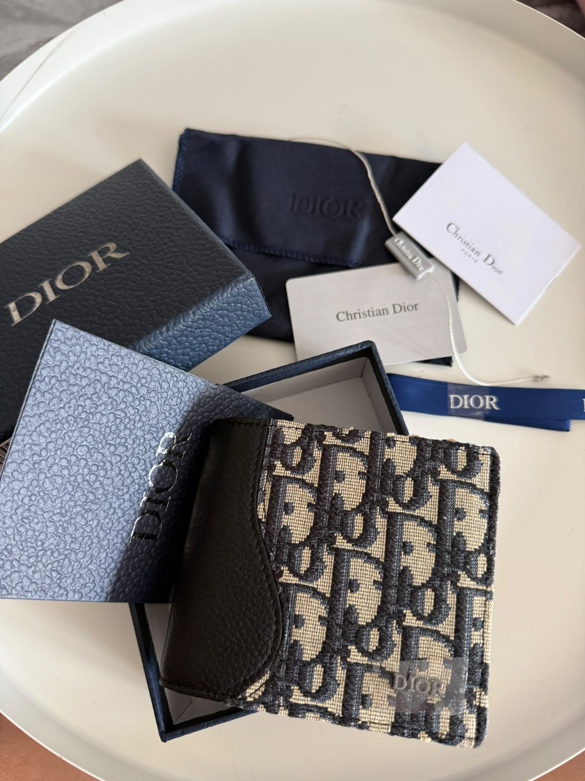Saddle Bifold Wallet Black Grained Calfskin Oblique Jacquard. - Image 4