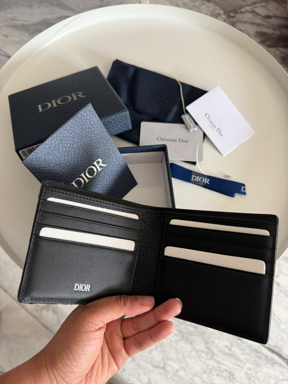Saddle Bifold Wallet Black Grained Calfskin Oblique Jacquard. - Image 5