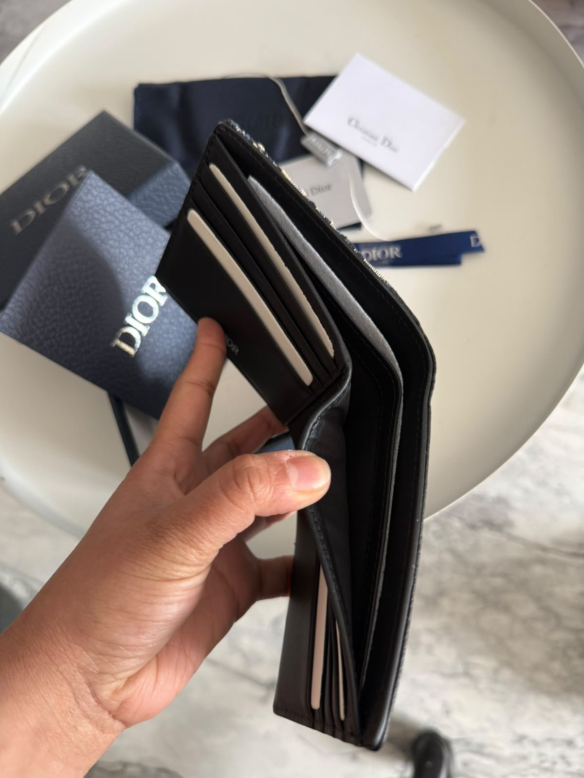 Saddle Bifold Wallet Black Grained Calfskin Oblique Jacquard. - Image 6
