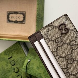 Alternative view of Beige and ebony GG Supreme canvas card holder with leather trim Brass hardware with ceramic-effect finish.