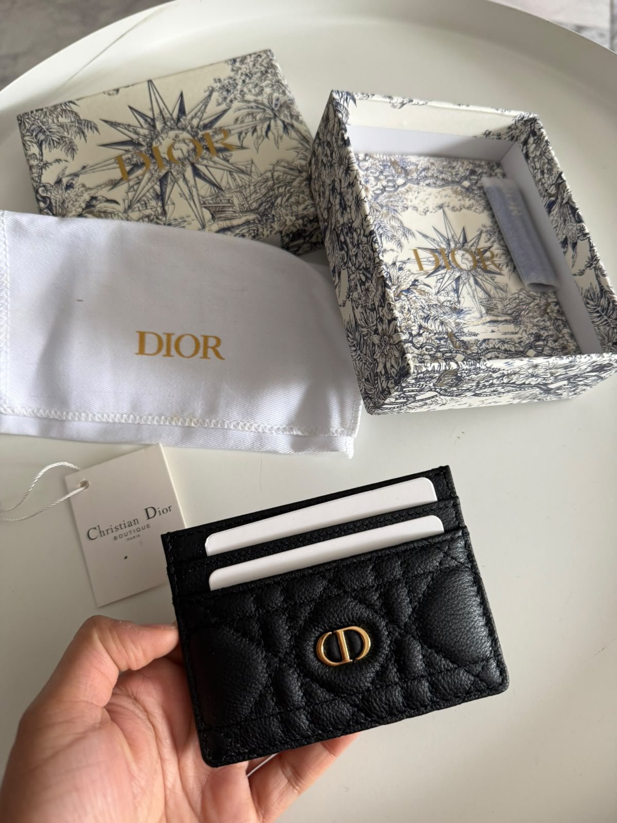 Caro Freesia card holder Crafted in black supple calfskin with Cannage stitching. - Image 4