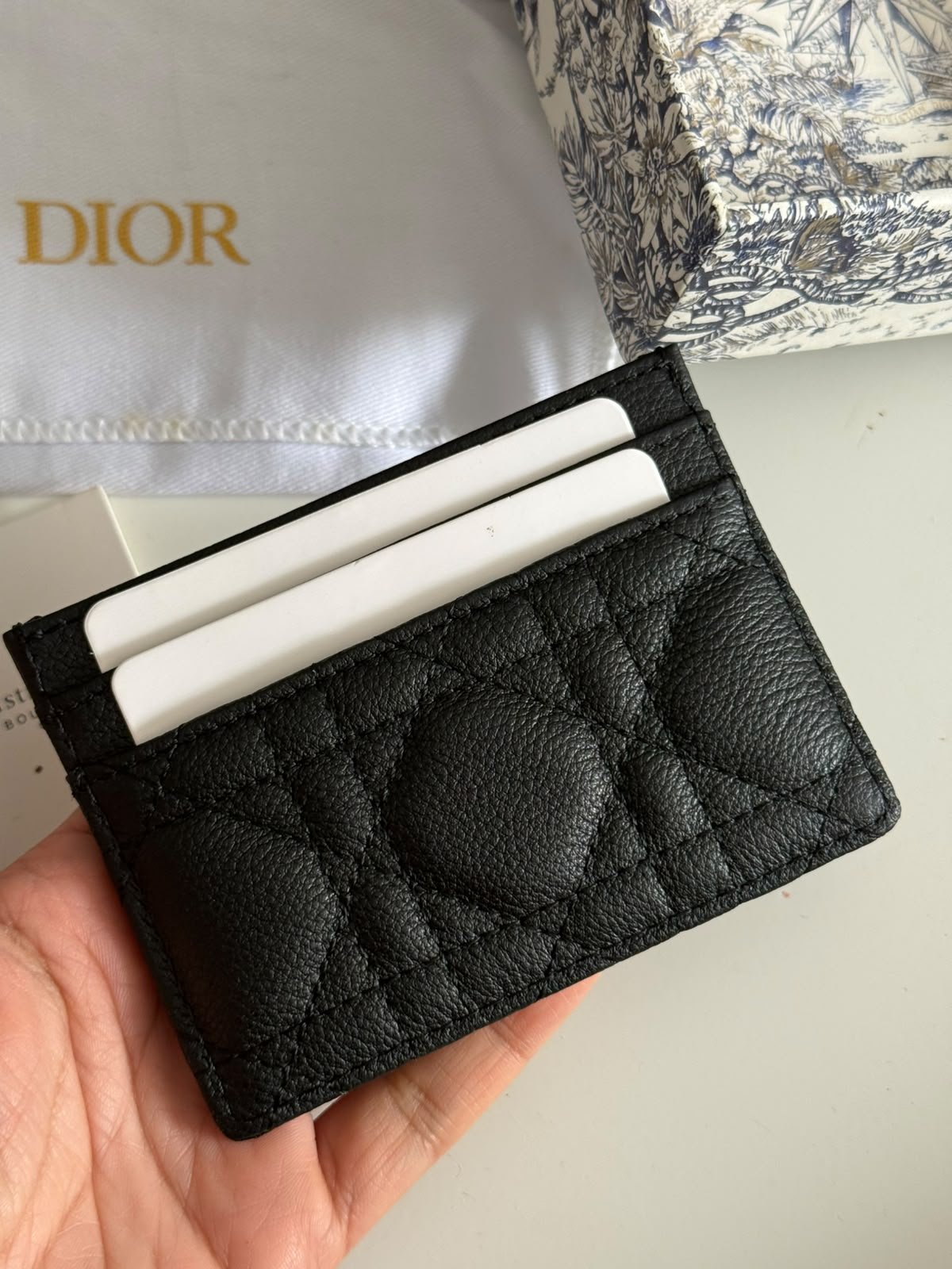 Caro Freesia card holder Crafted in black supple calfskin with Cannage stitching. - Image 2