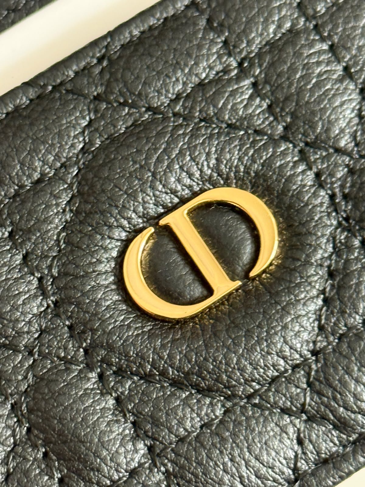 Caro Freesia card holder Crafted in black supple calfskin with Cannage stitching. - Image 5