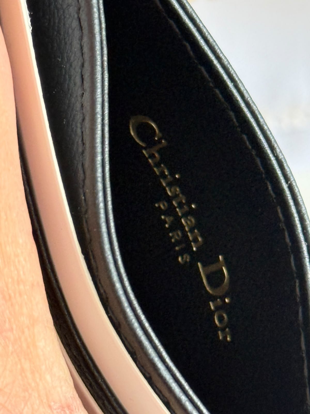 Caro Freesia card holder Crafted in black supple calfskin with Cannage stitching. - Image 6